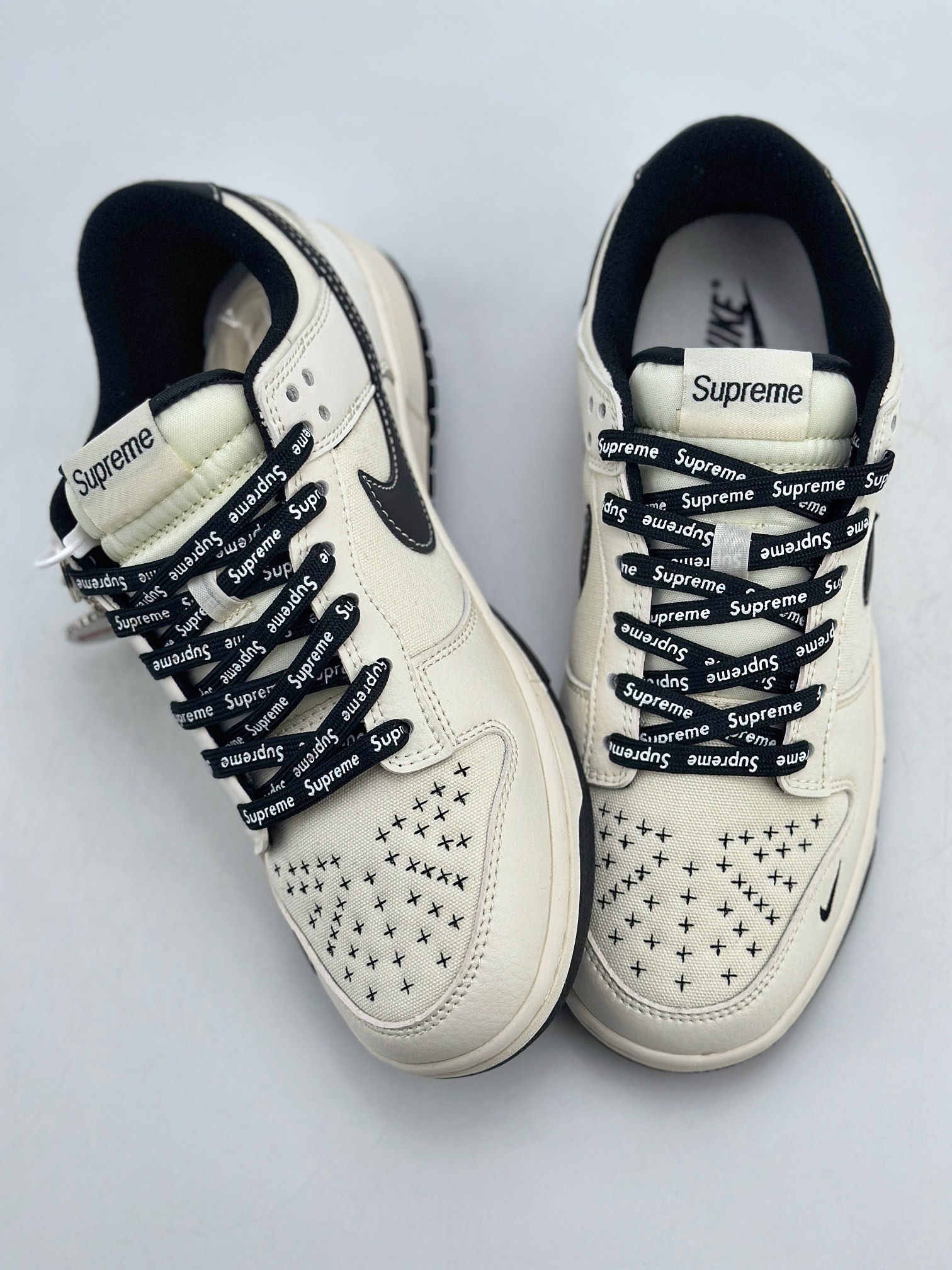 280 Nike SB Dunk Low x Supreme 拼接帆布白黑 BB6699-515