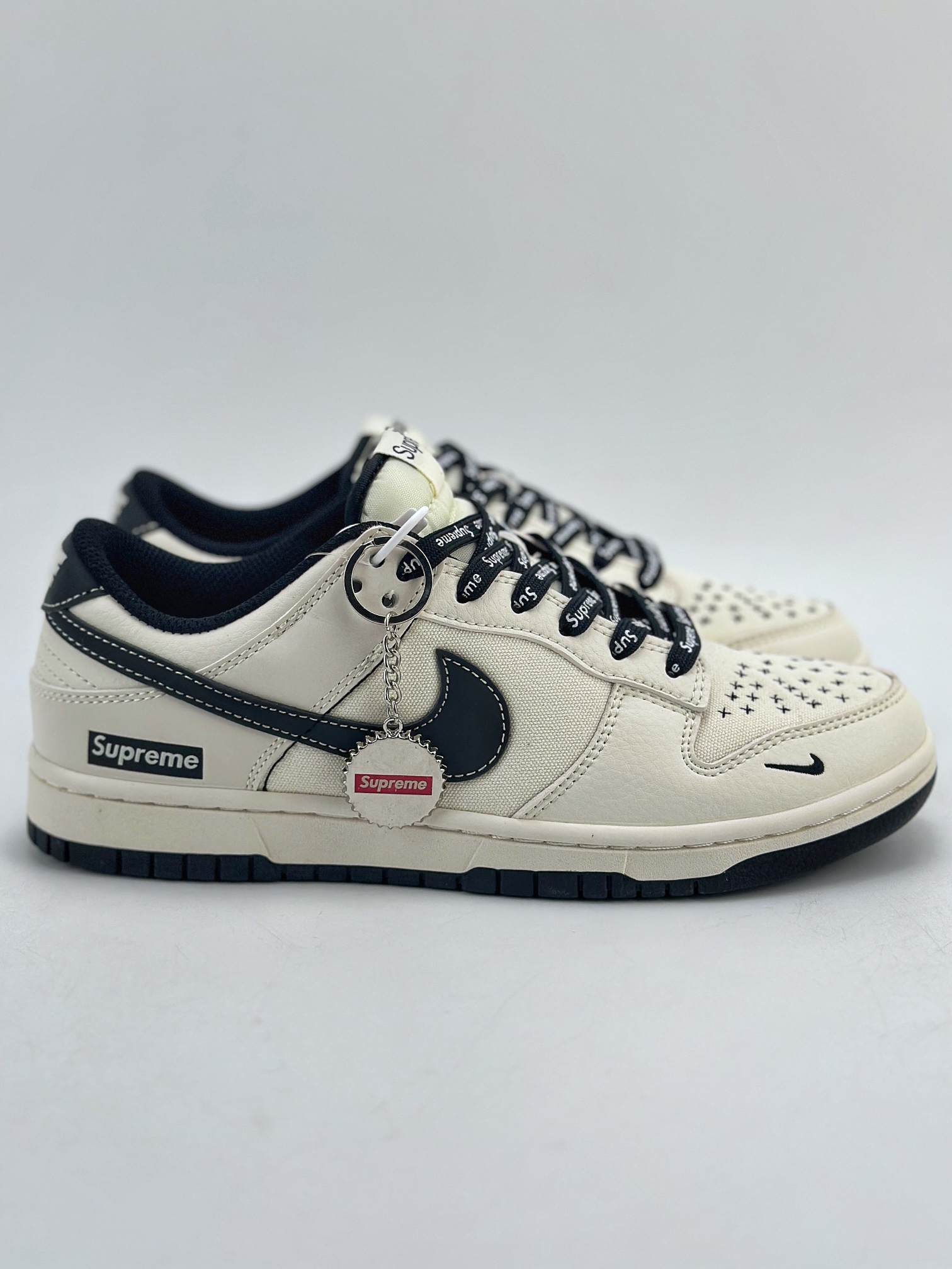 280 Nike SB Dunk Low x Supreme 拼接帆布白黑 BB6699-515