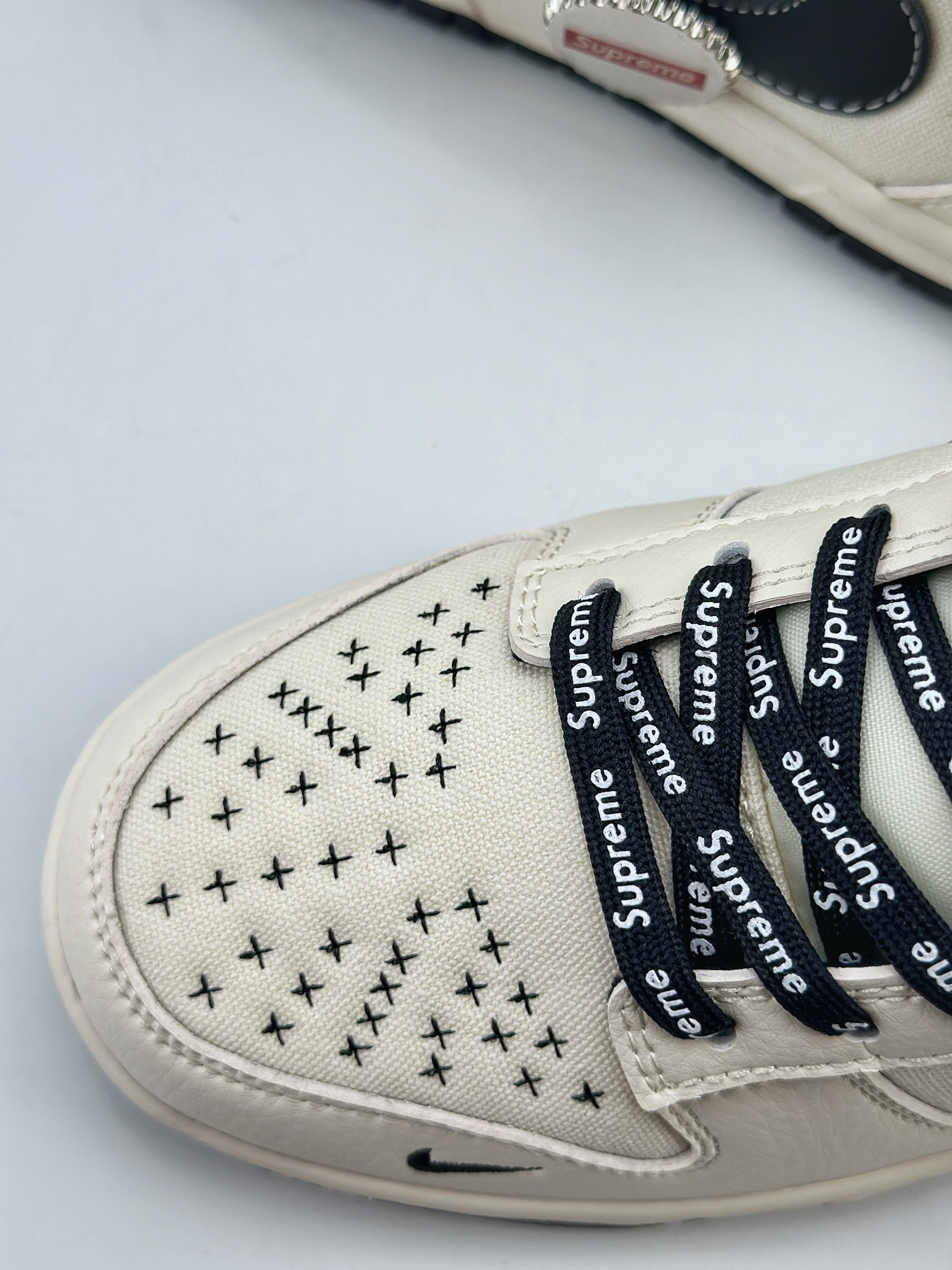 280 Nike SB Dunk Low x Supreme 拼接帆布白黑 BB6699-515