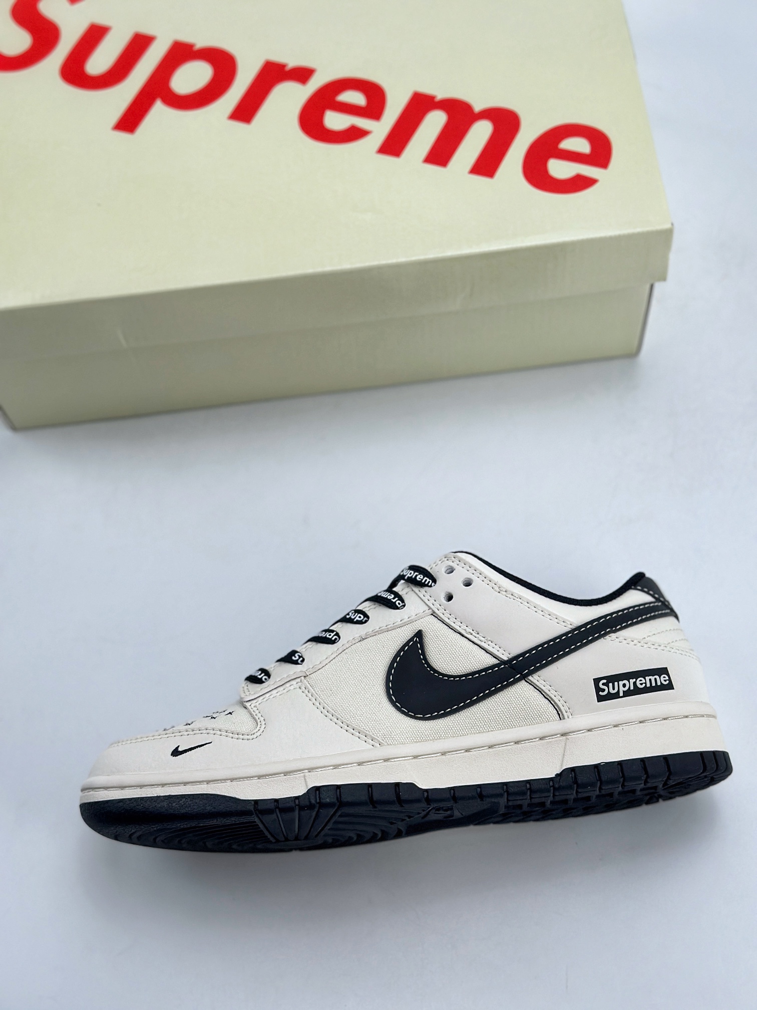 280 Nike SB Dunk Low x Supreme 拼接帆布白黑 BB6699-515