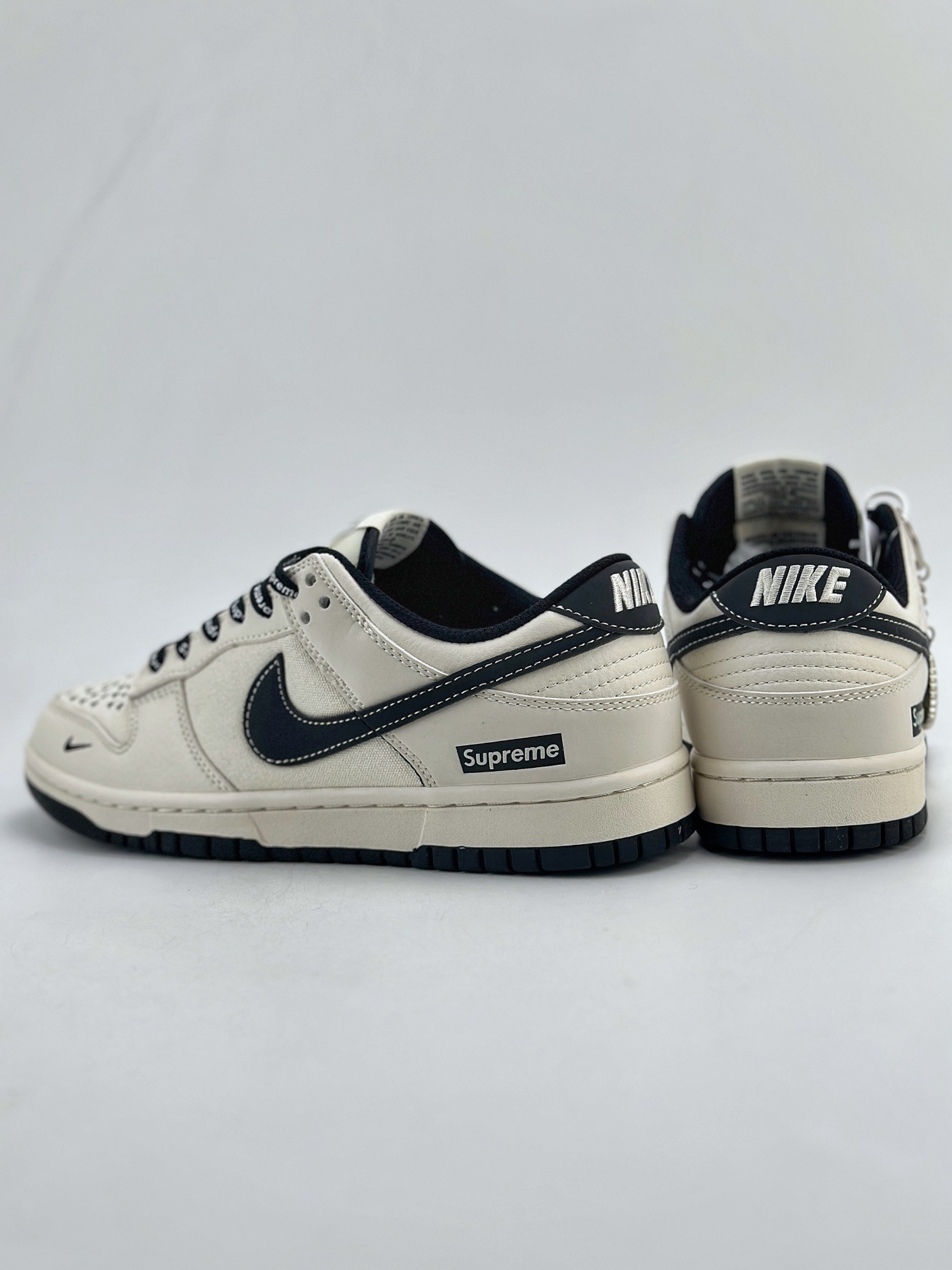 280 Nike SB Dunk Low x Supreme 拼接帆布白黑 BB6699-515