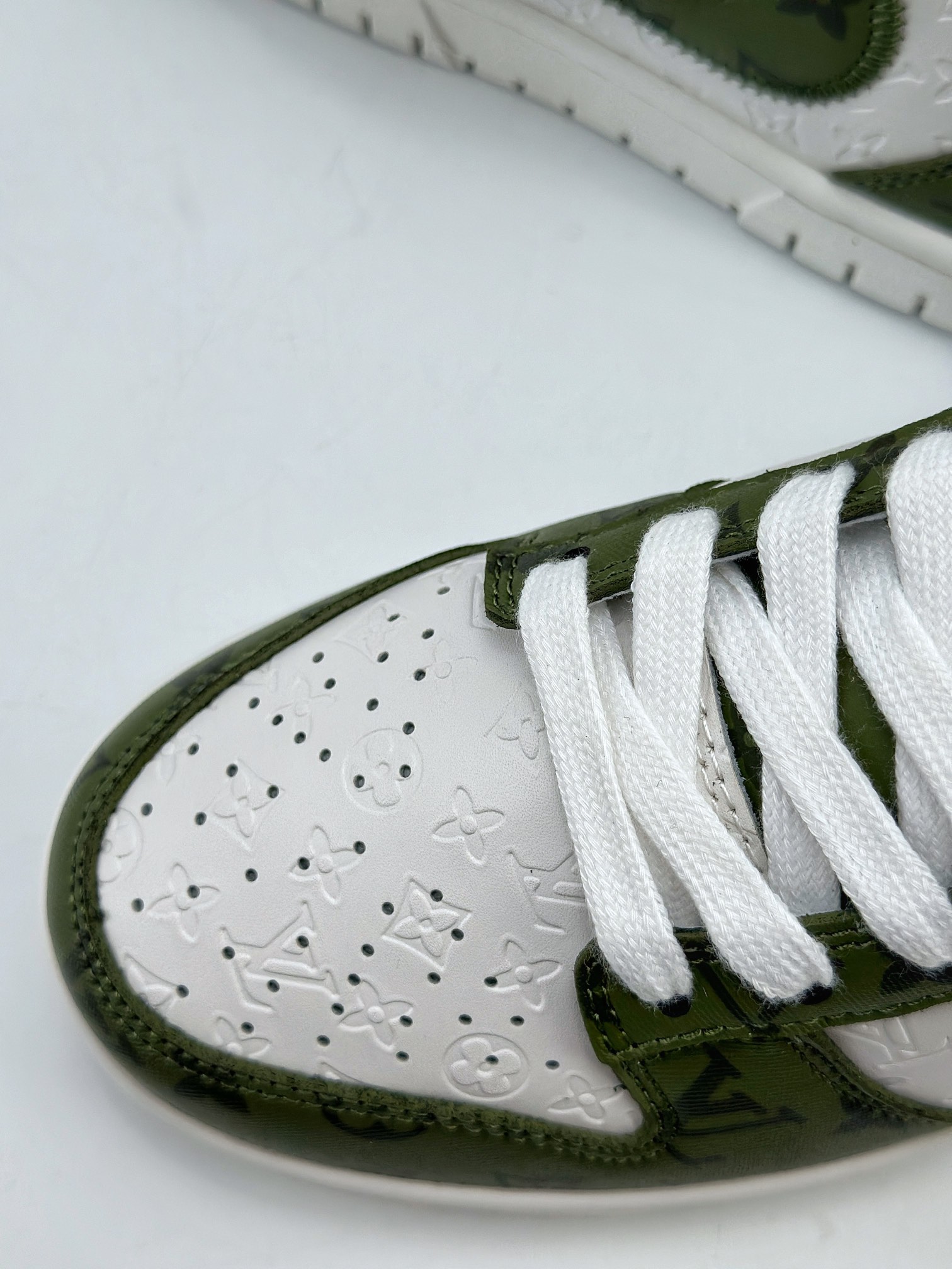 300 Nike SB Dunk Low x Louis Vuitton 白绿满印 DQ1098-362
