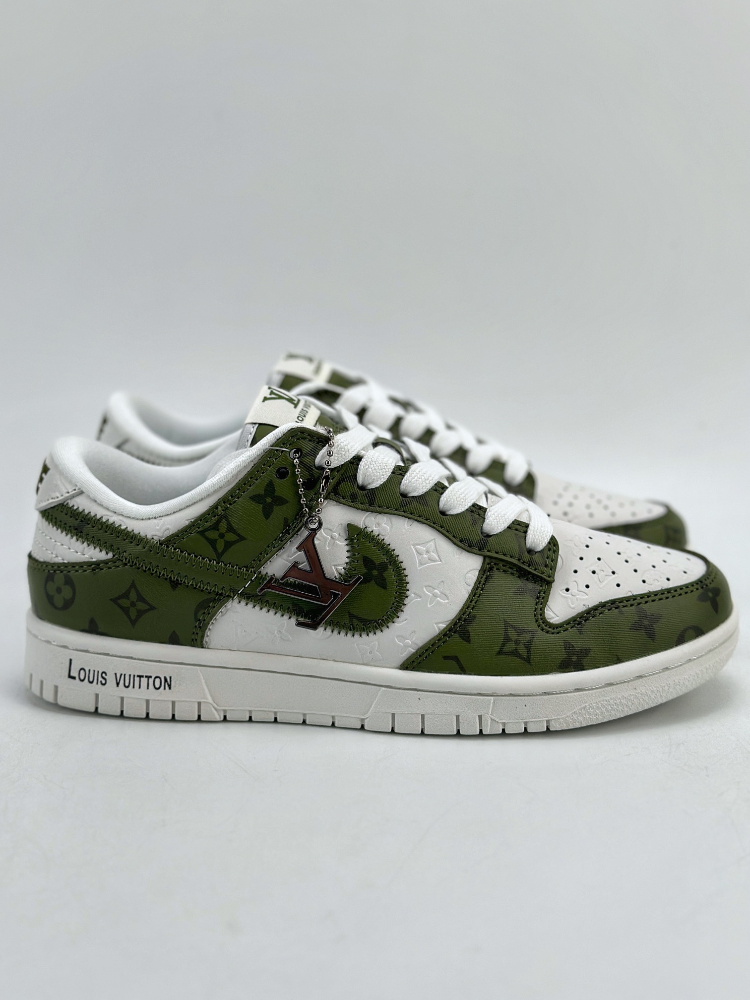 300 Nike SB Dunk Low x Louis Vuitton 白绿满印 DQ1098-362