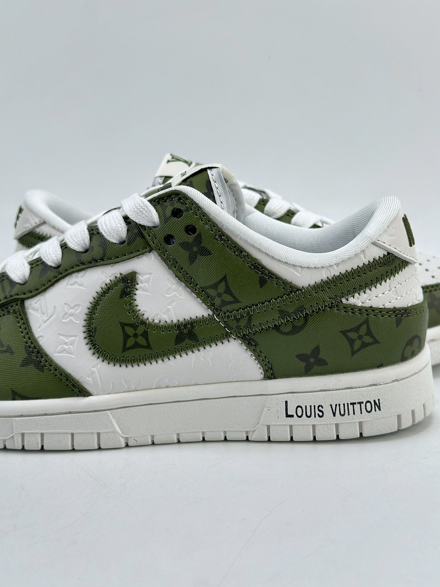 300 Nike SB Dunk Low x Louis Vuitton 白绿满印 DQ1098-362
