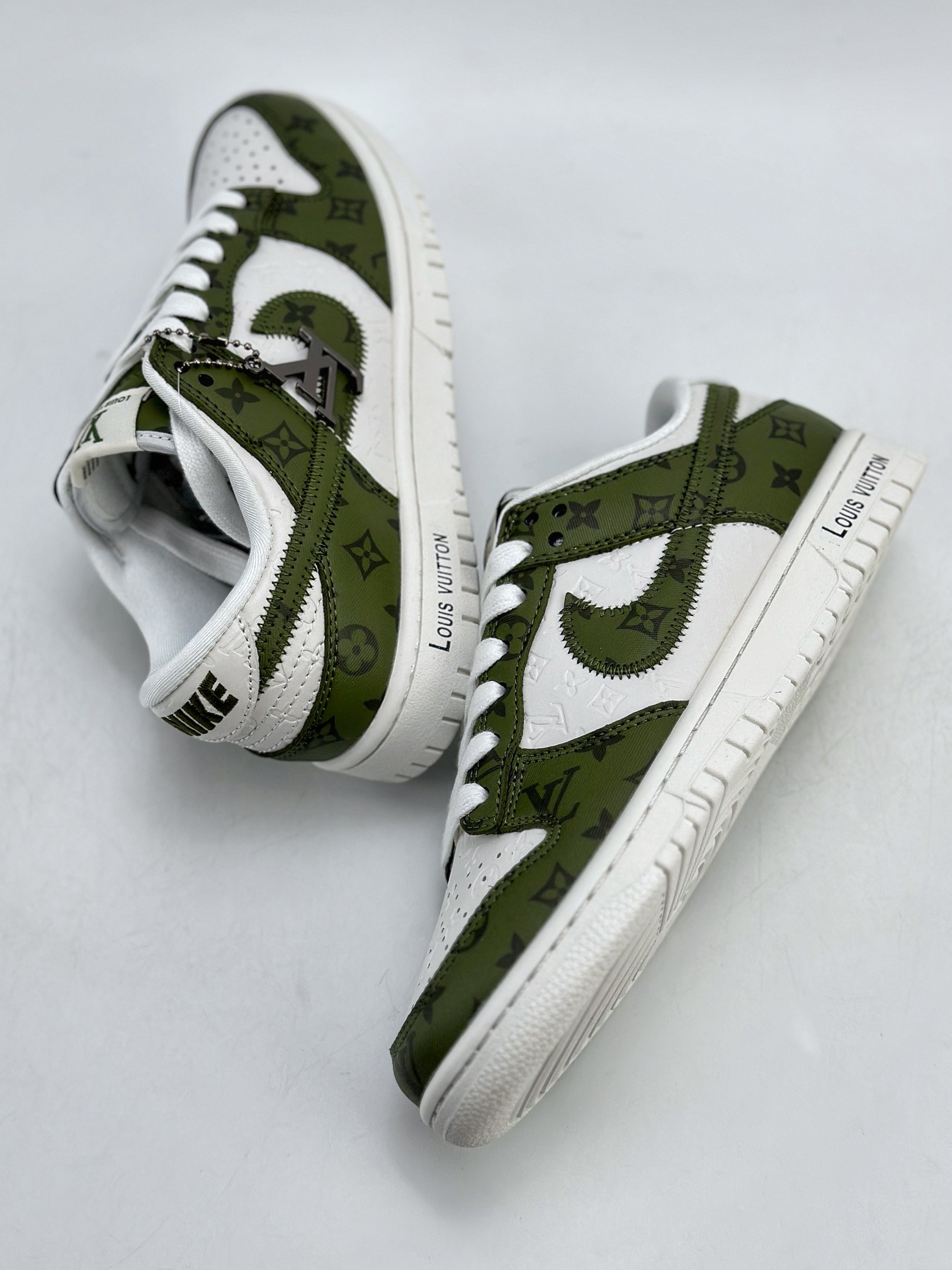 300 Nike SB Dunk Low x Louis Vuitton 白绿满印 DQ1098-362
