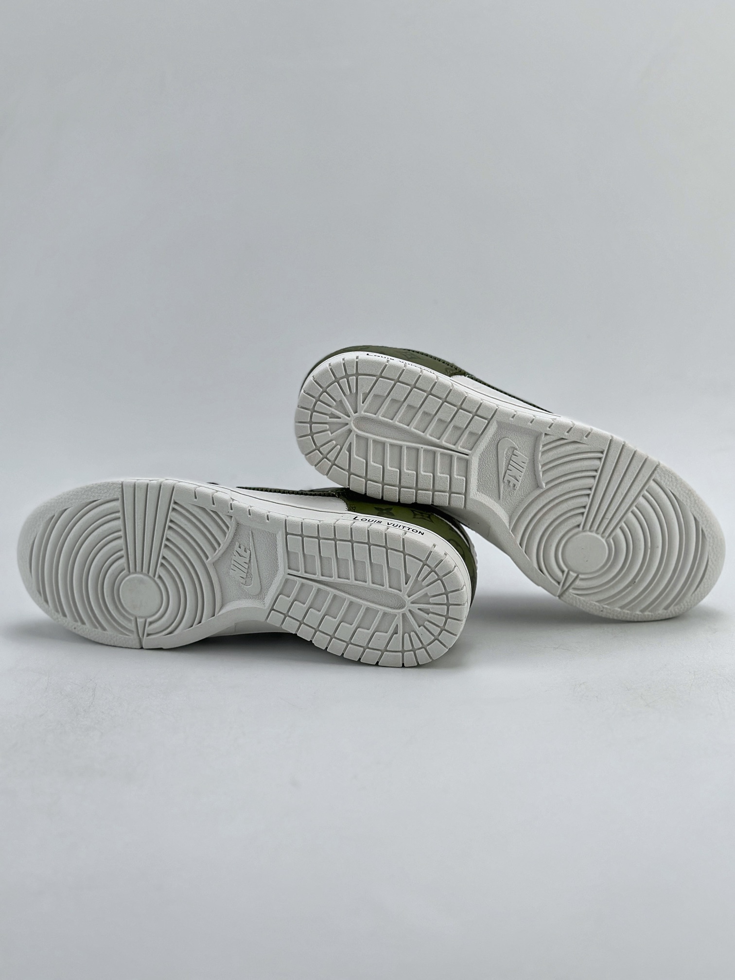 300 Nike SB Dunk Low x Louis Vuitton 白绿满印 DQ1098-362