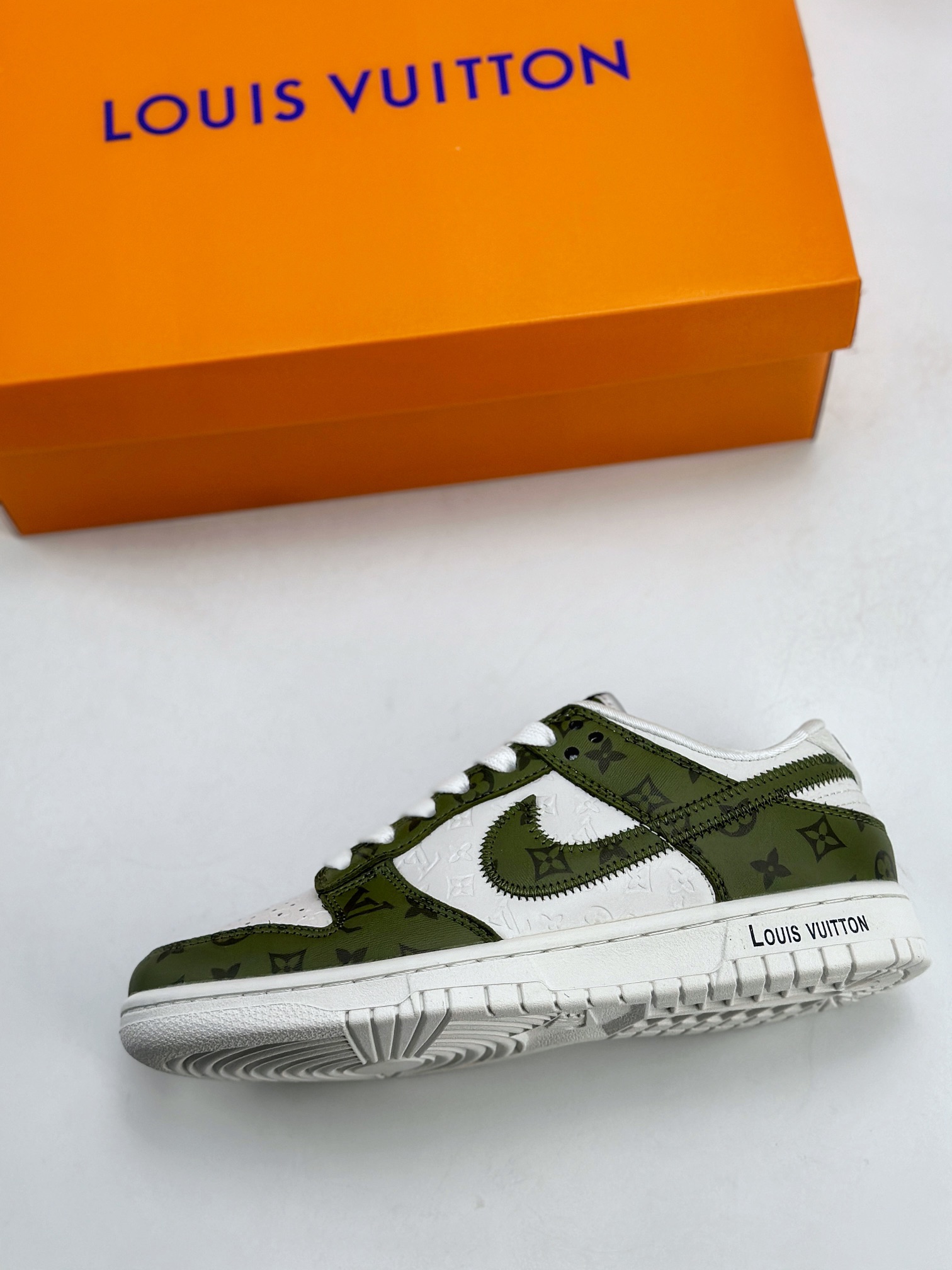 300 Nike SB Dunk Low x Louis Vuitton 白绿满印 DQ1098-362