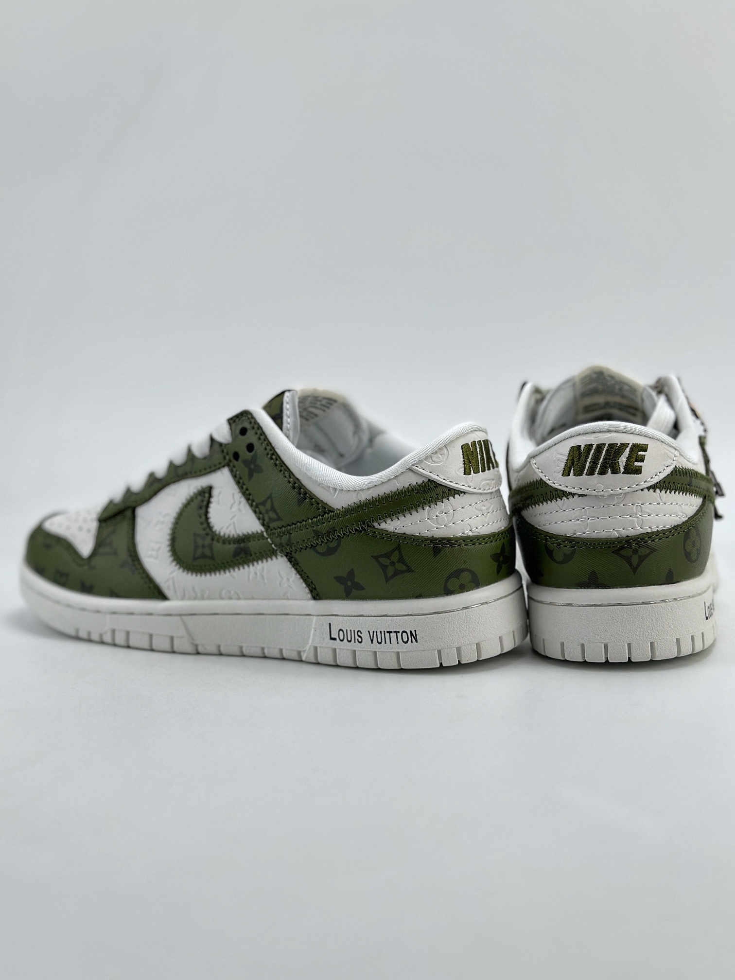 300 Nike SB Dunk Low x Louis Vuitton 白绿满印 DQ1098-362
