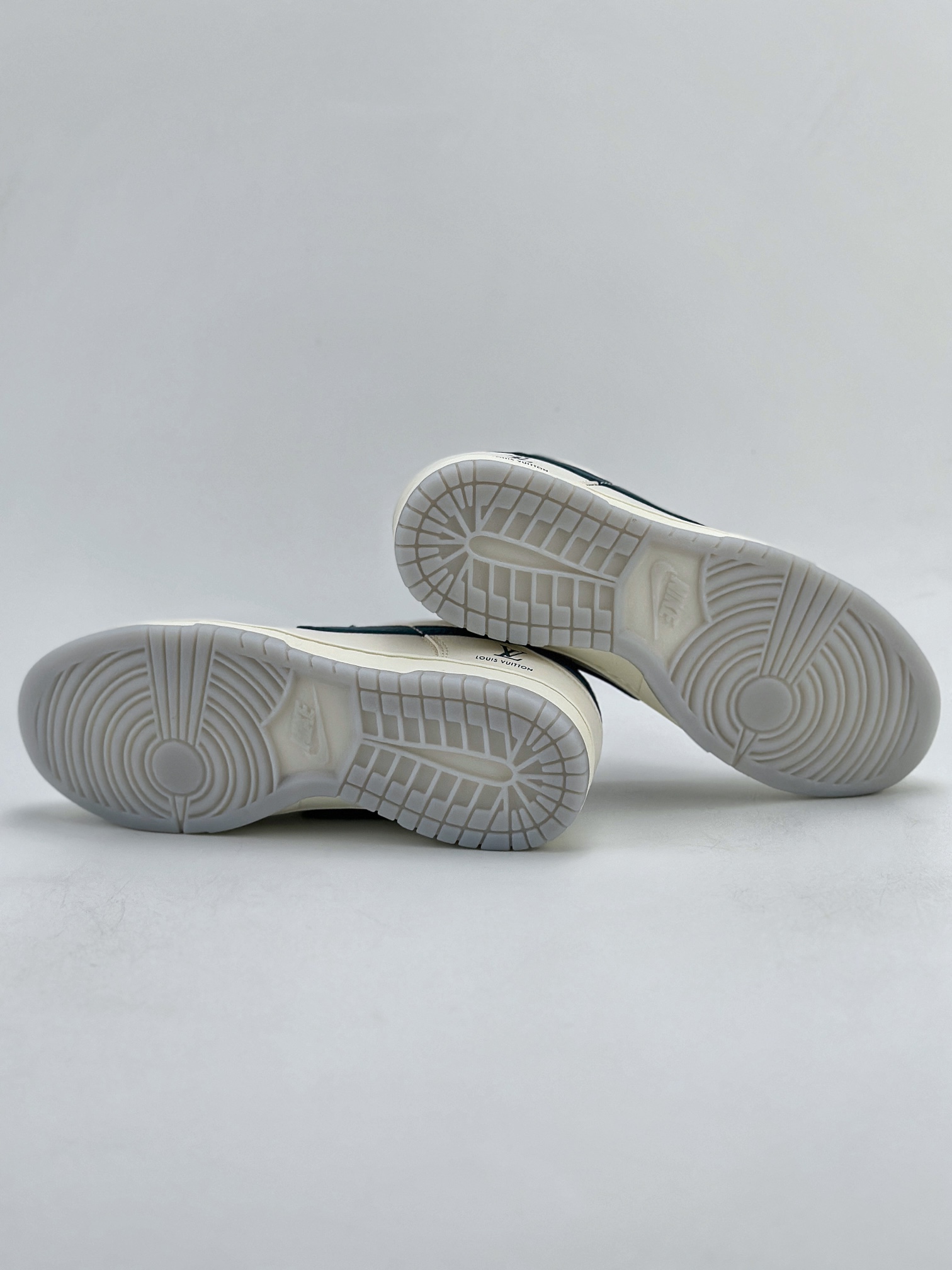 280 Nike SB Dunk Low x Louis Vuitton 白藏青满天星 CF3688-004
