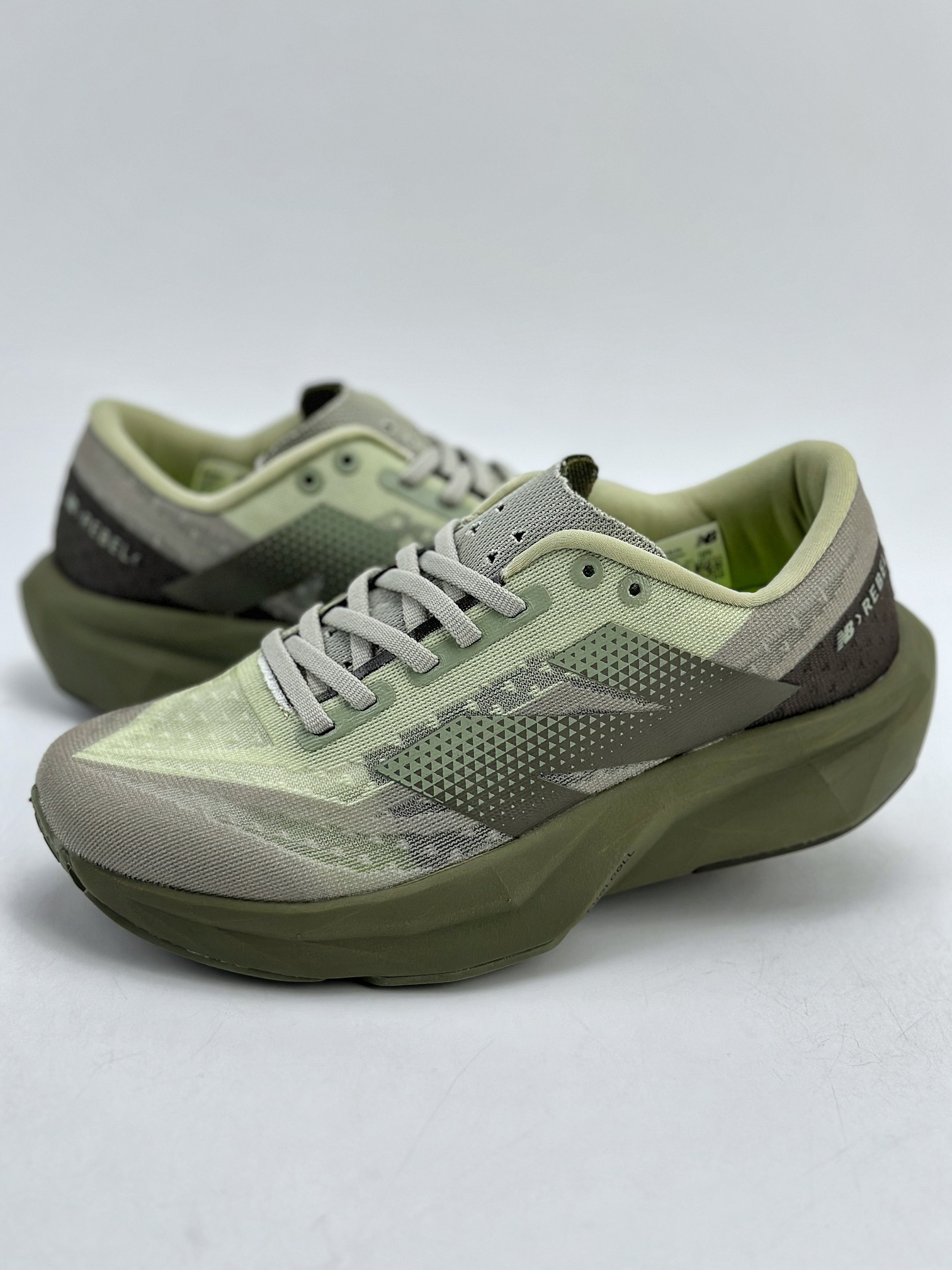 180 New Balance FuelCell SuperComp Trainer V2 新百伦NB系列超轻量化低帮休闲运动慢跑鞋 MFCXLF4