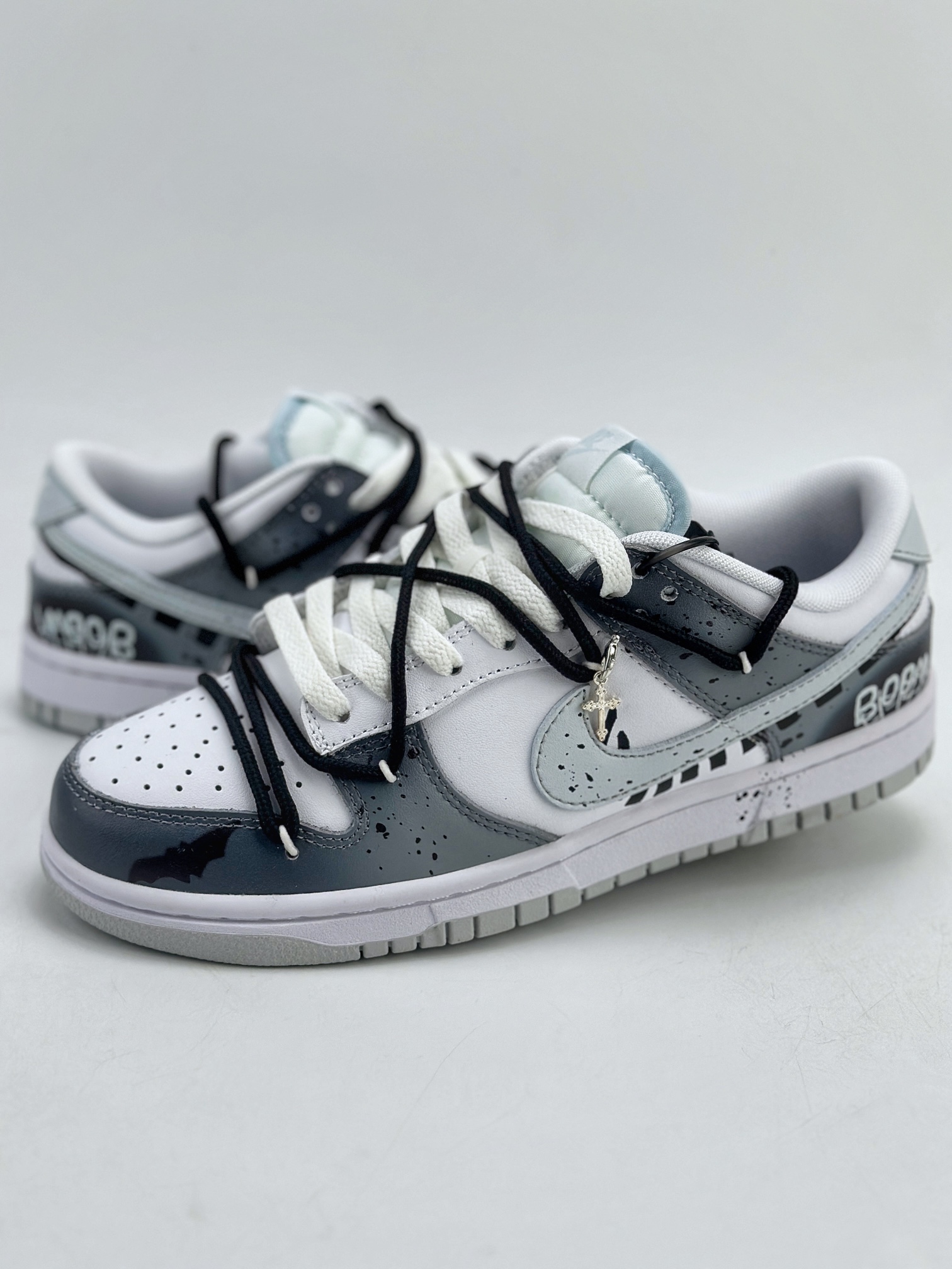 280 Nike SB Dunk Low 泼墨涂鸦 双钩 万圣节十字架白灰 DV0831-101