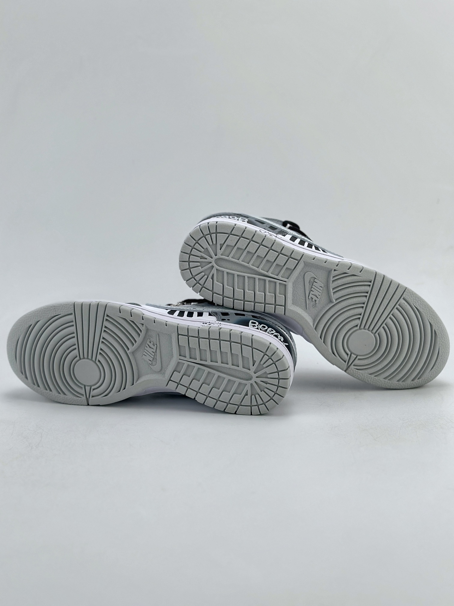 280 Nike SB Dunk Low 泼墨涂鸦 双钩 万圣节十字架白灰 DV0831-101