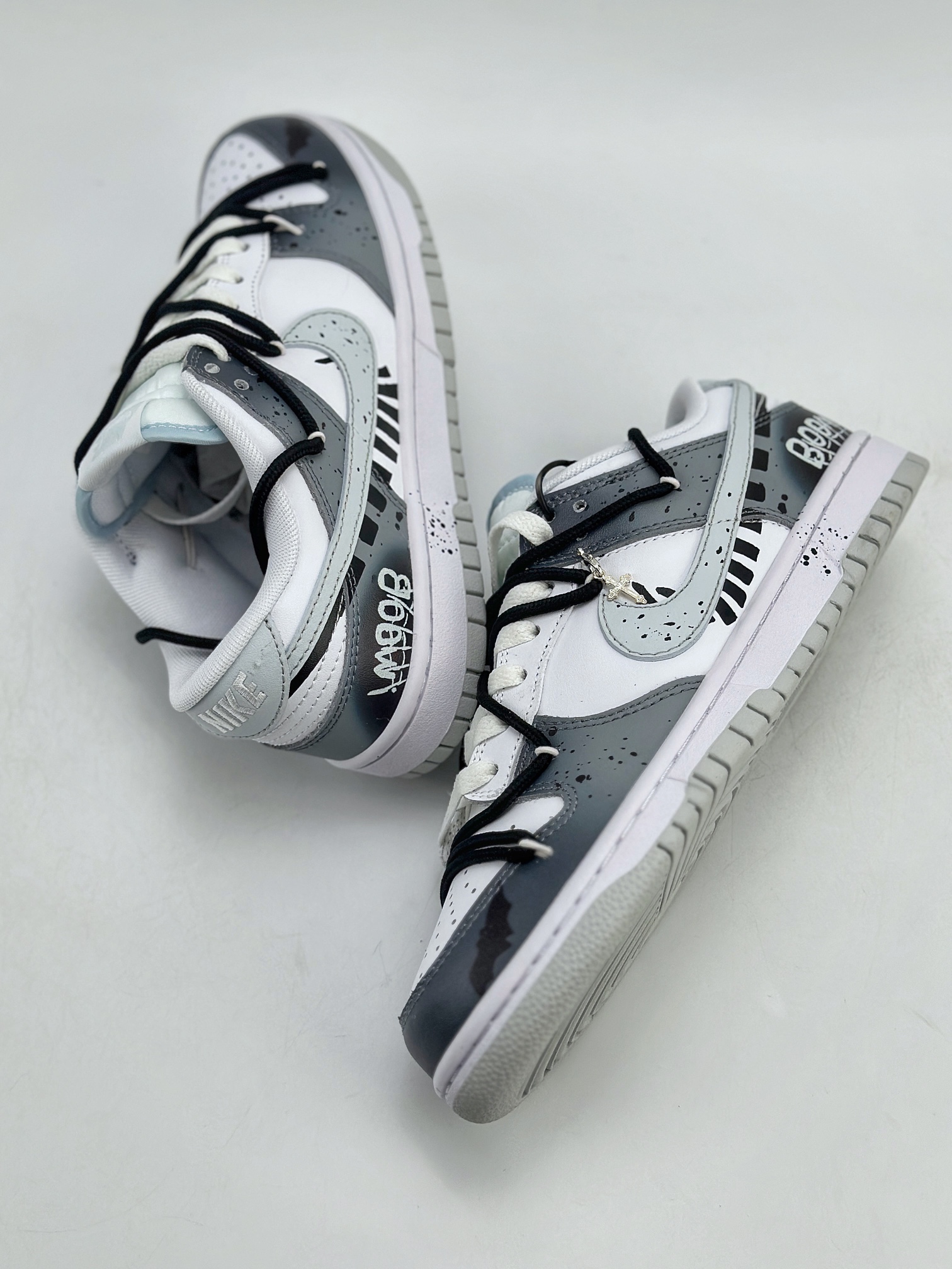 280 Nike SB Dunk Low 泼墨涂鸦 双钩 万圣节十字架白灰 DV0831-101
