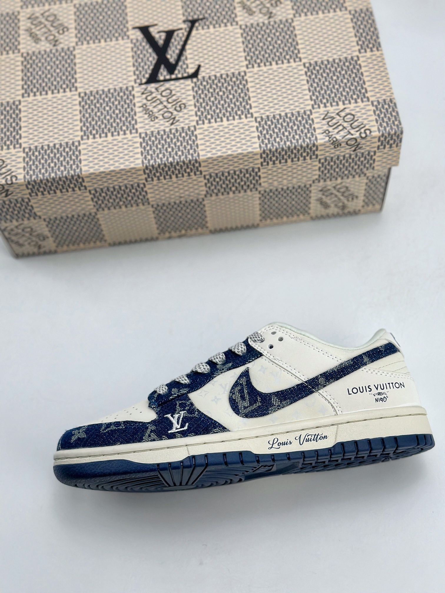 280 Nike SB Dunk Low x Louis Vuitton 白蓝牛仔布 XO3802-335