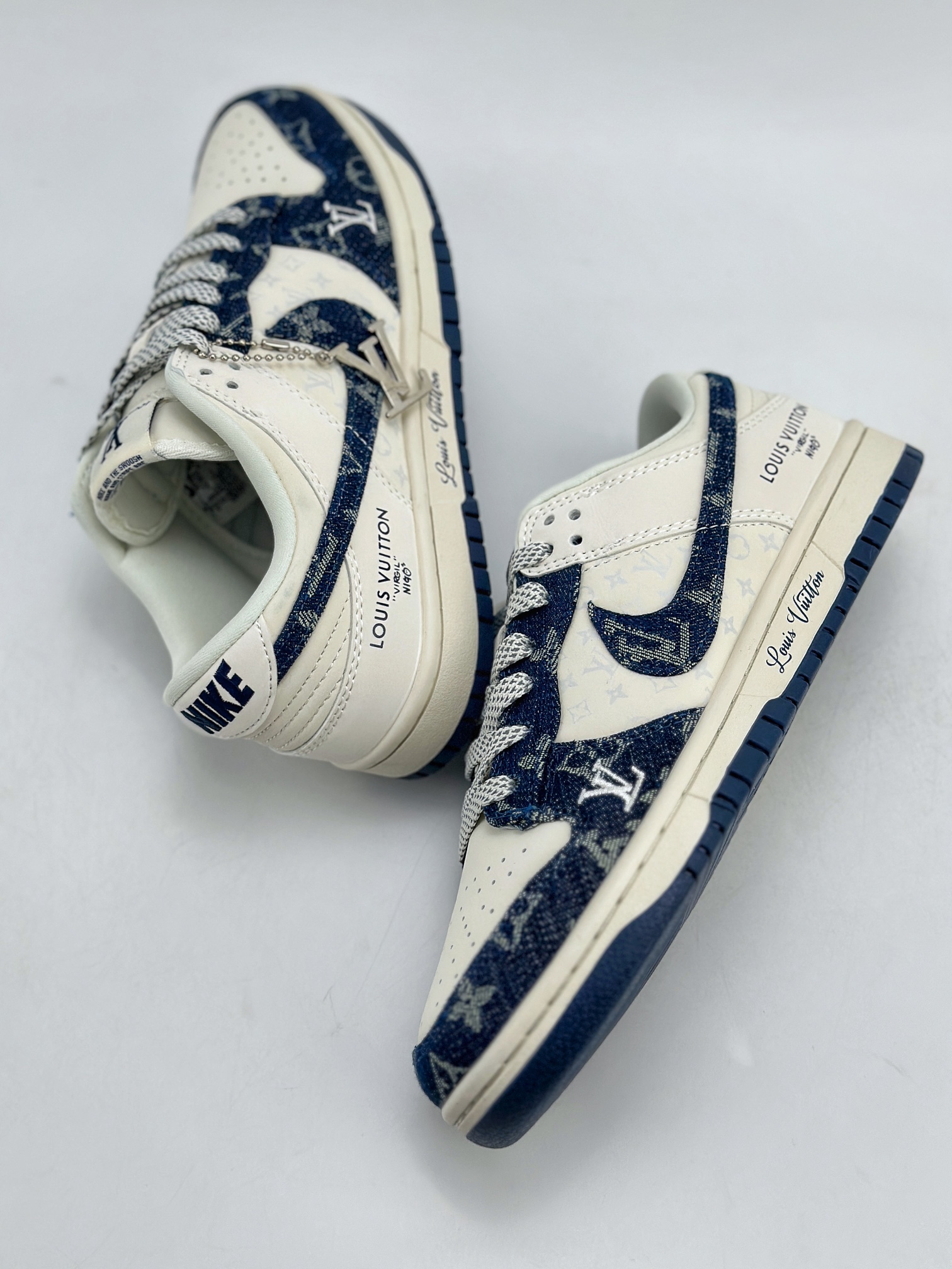 280 Nike SB Dunk Low x Louis Vuitton 白蓝牛仔布 XO3802-335