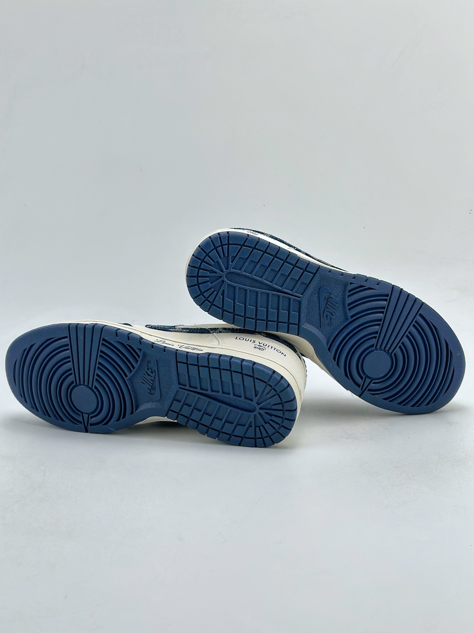 280 Nike SB Dunk Low x Louis Vuitton 白蓝牛仔布 XO3802-335