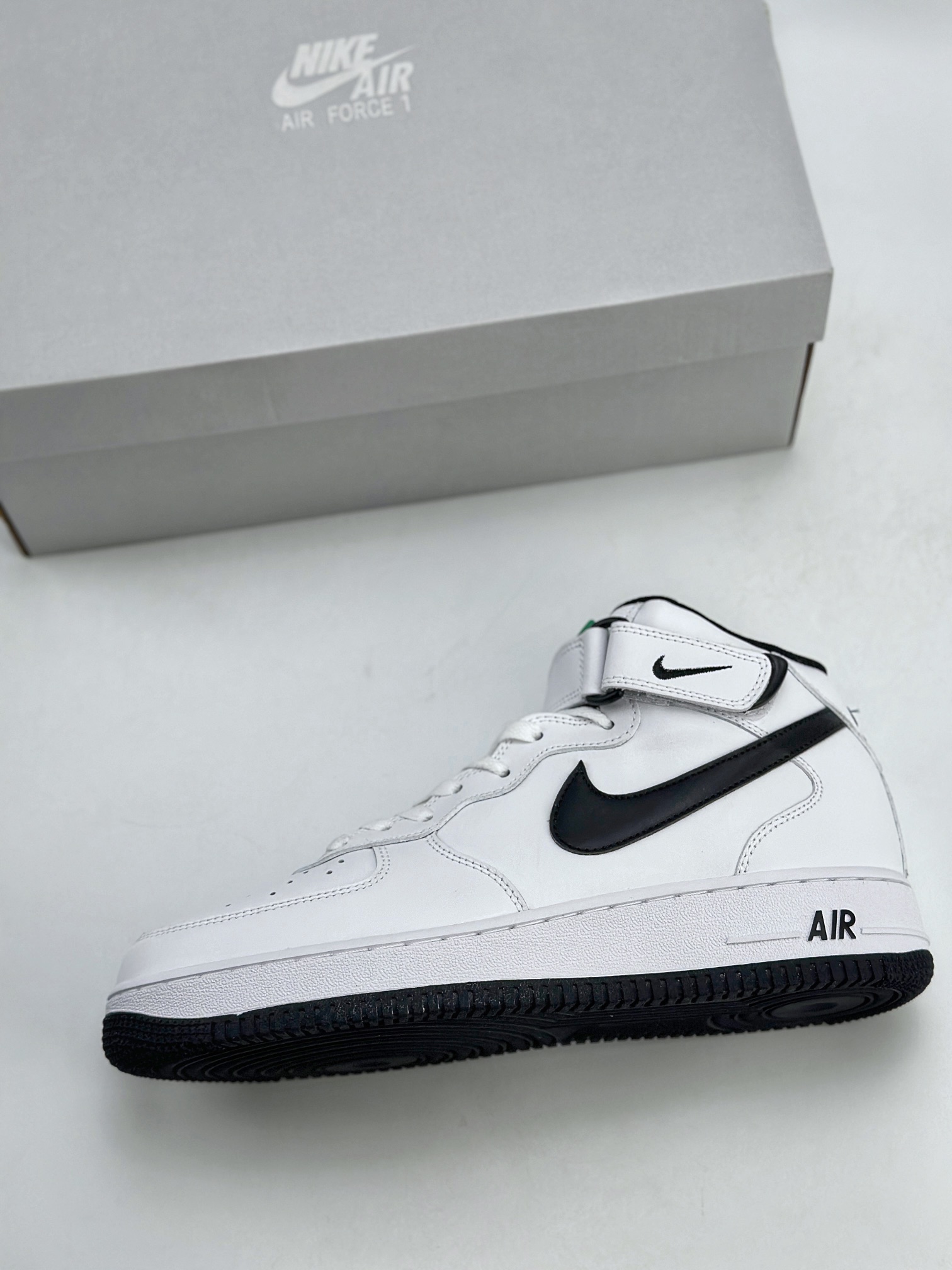 220 Nike Air Force 1 Mid 07 白黑 DV0806-101