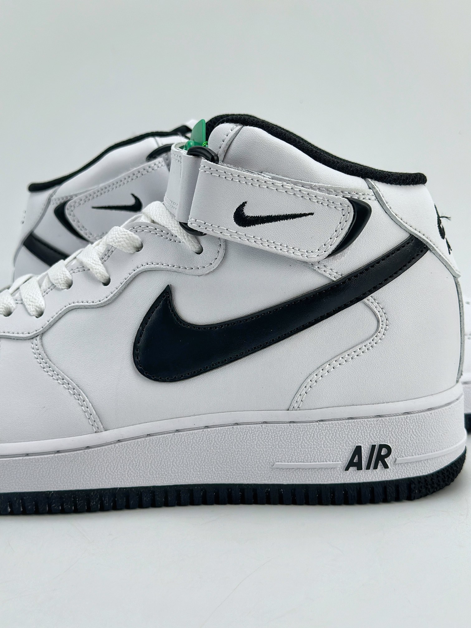 220 Nike Air Force 1 Mid 07 白黑 DV0806-101