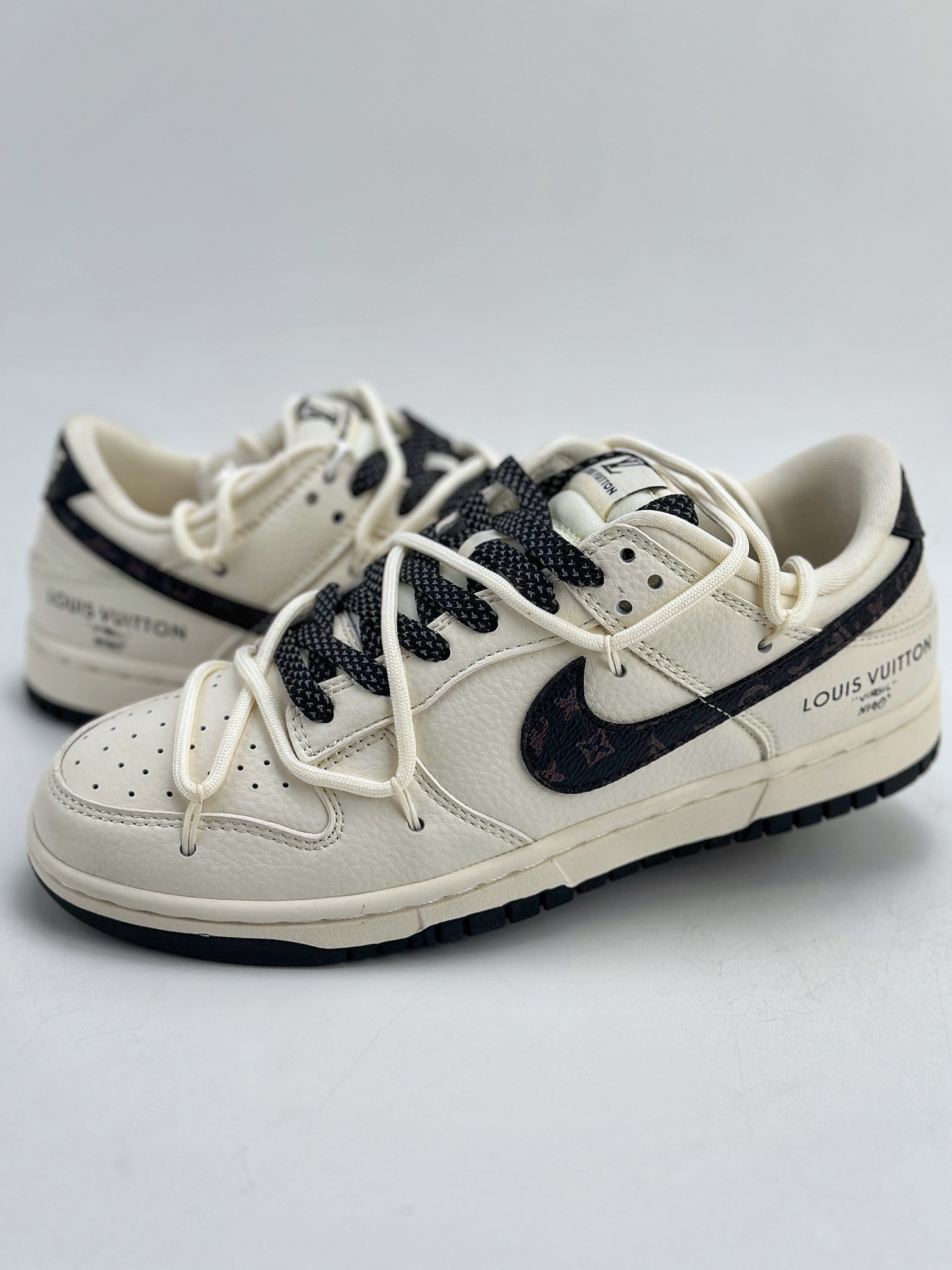 300 Nike SB Dunk Low x Louis Vuitton 白黑满天星 JJ5688-103
