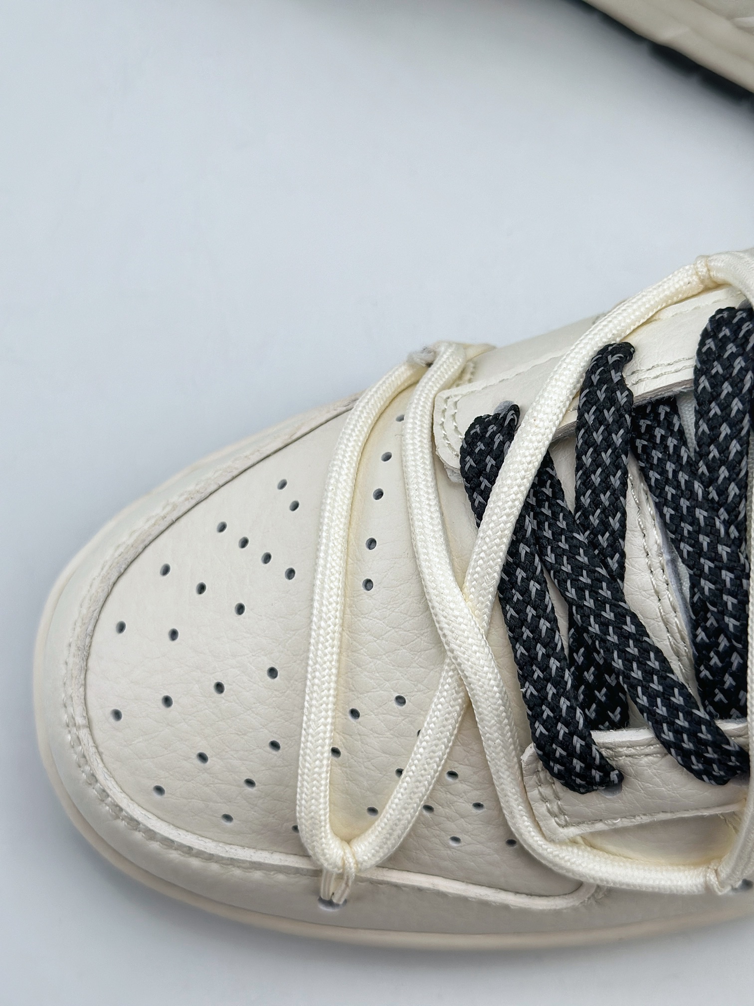 300 Nike SB Dunk Low x Louis Vuitton 白黑满天星 JJ5688-103