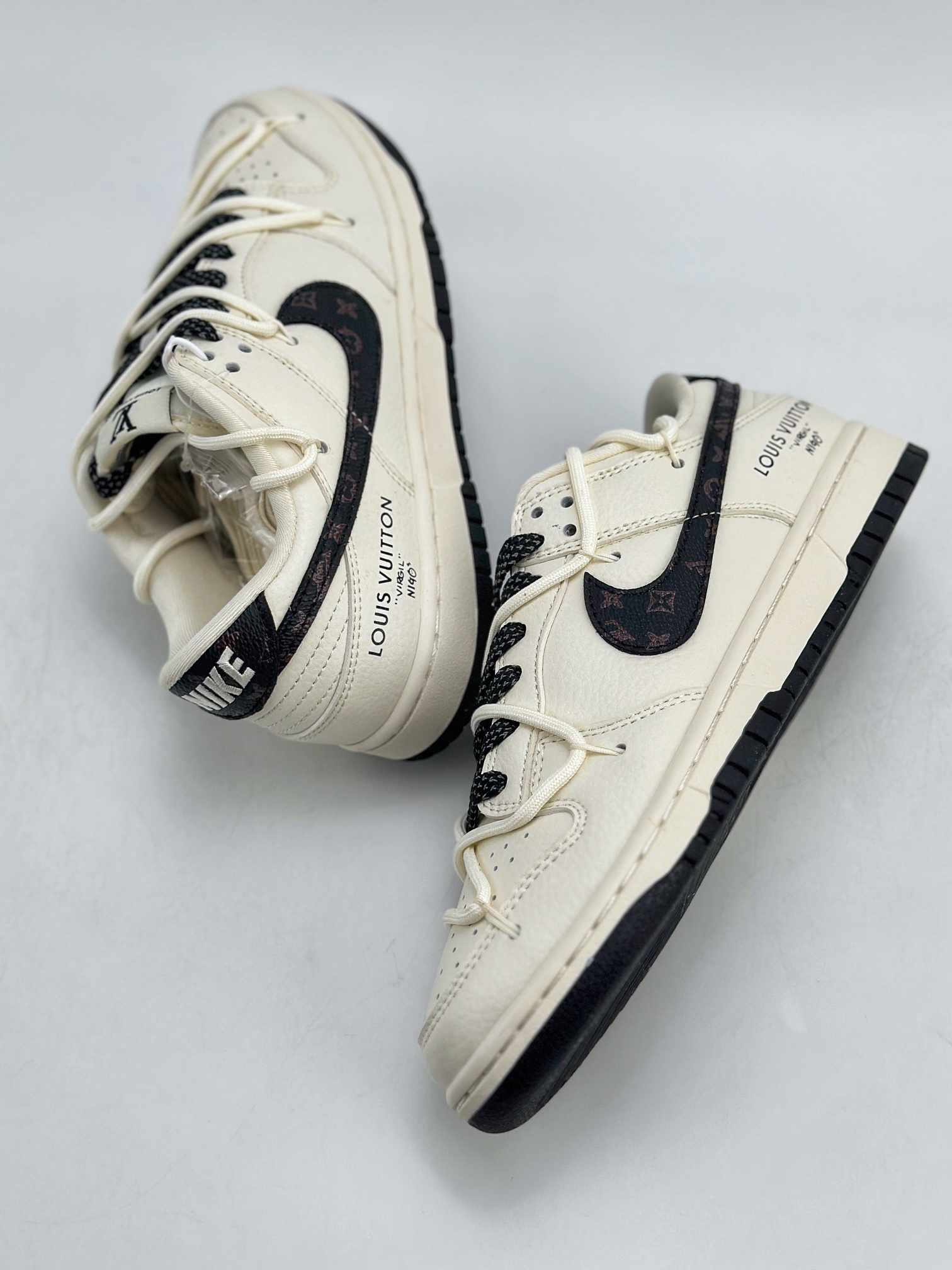 300 Nike SB Dunk Low x Louis Vuitton 白黑满天星 JJ5688-103