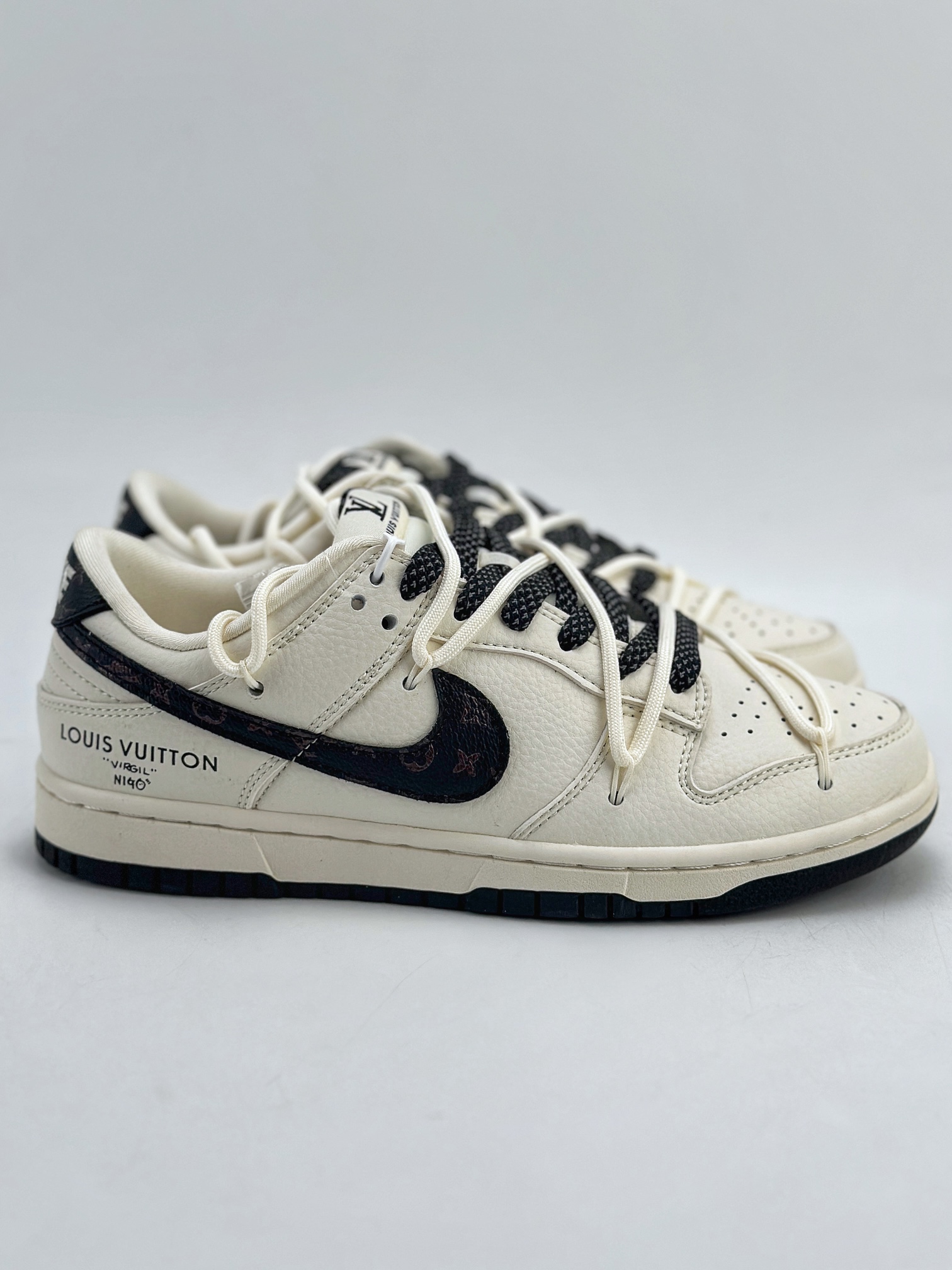 300 Nike SB Dunk Low x Louis Vuitton 白黑满天星 JJ5688-103