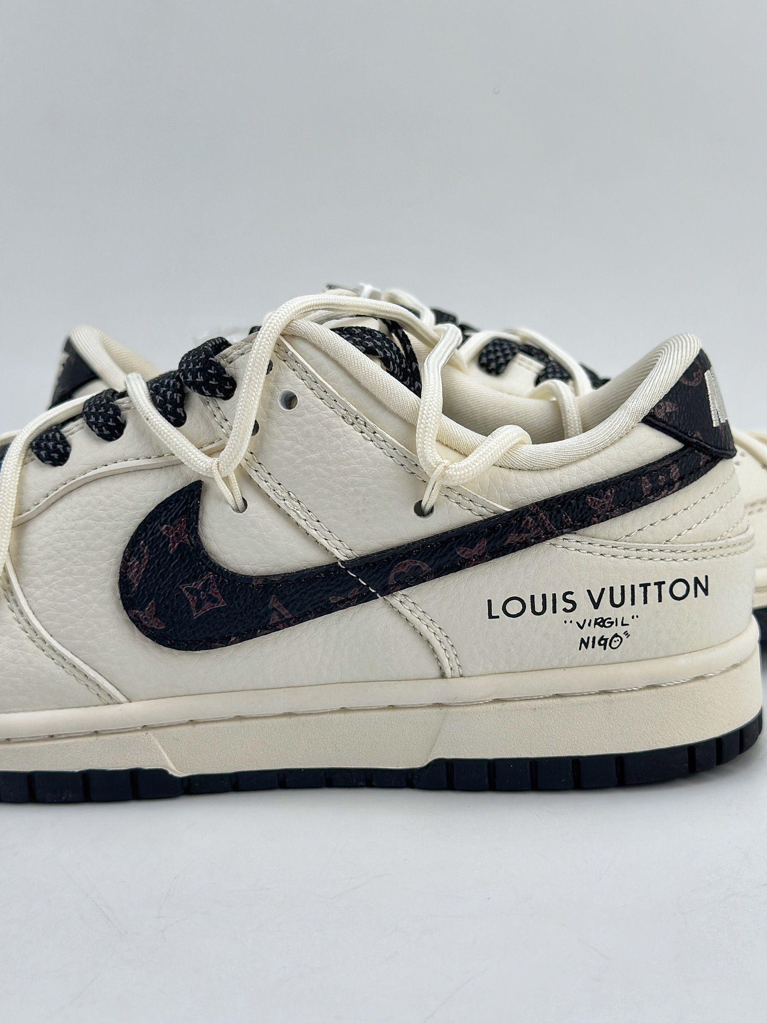 300 Nike SB Dunk Low x Louis Vuitton 白黑满天星 JJ5688-103