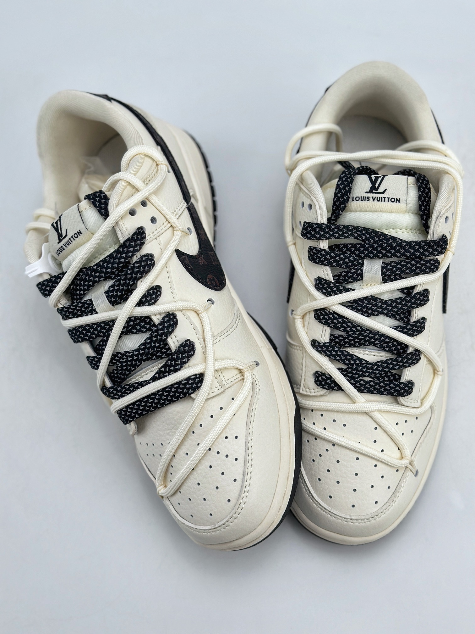 300 Nike SB Dunk Low x Louis Vuitton 白黑满天星 JJ5688-103