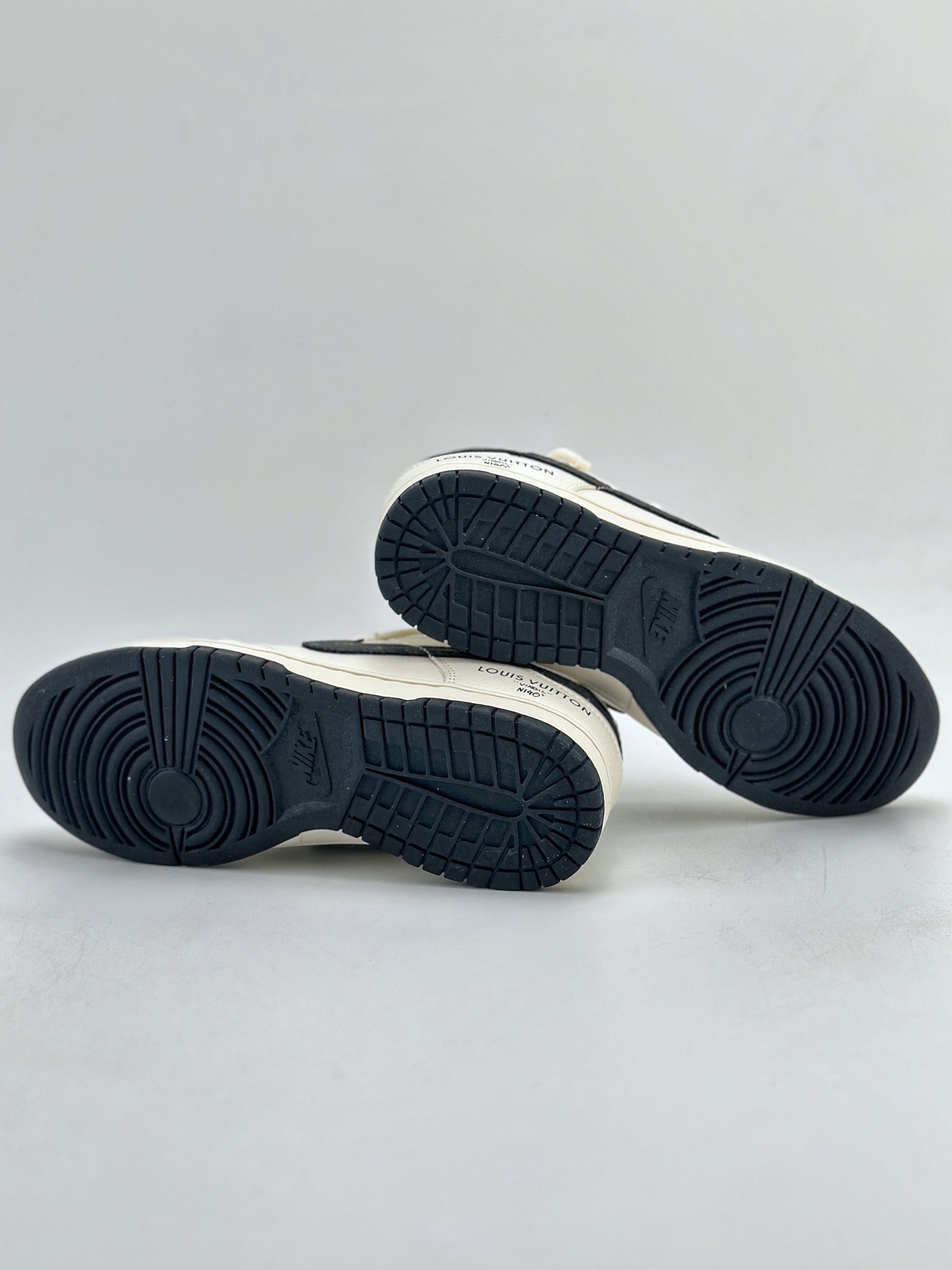 300 Nike SB Dunk Low x Louis Vuitton 白黑满天星 JJ5688-103
