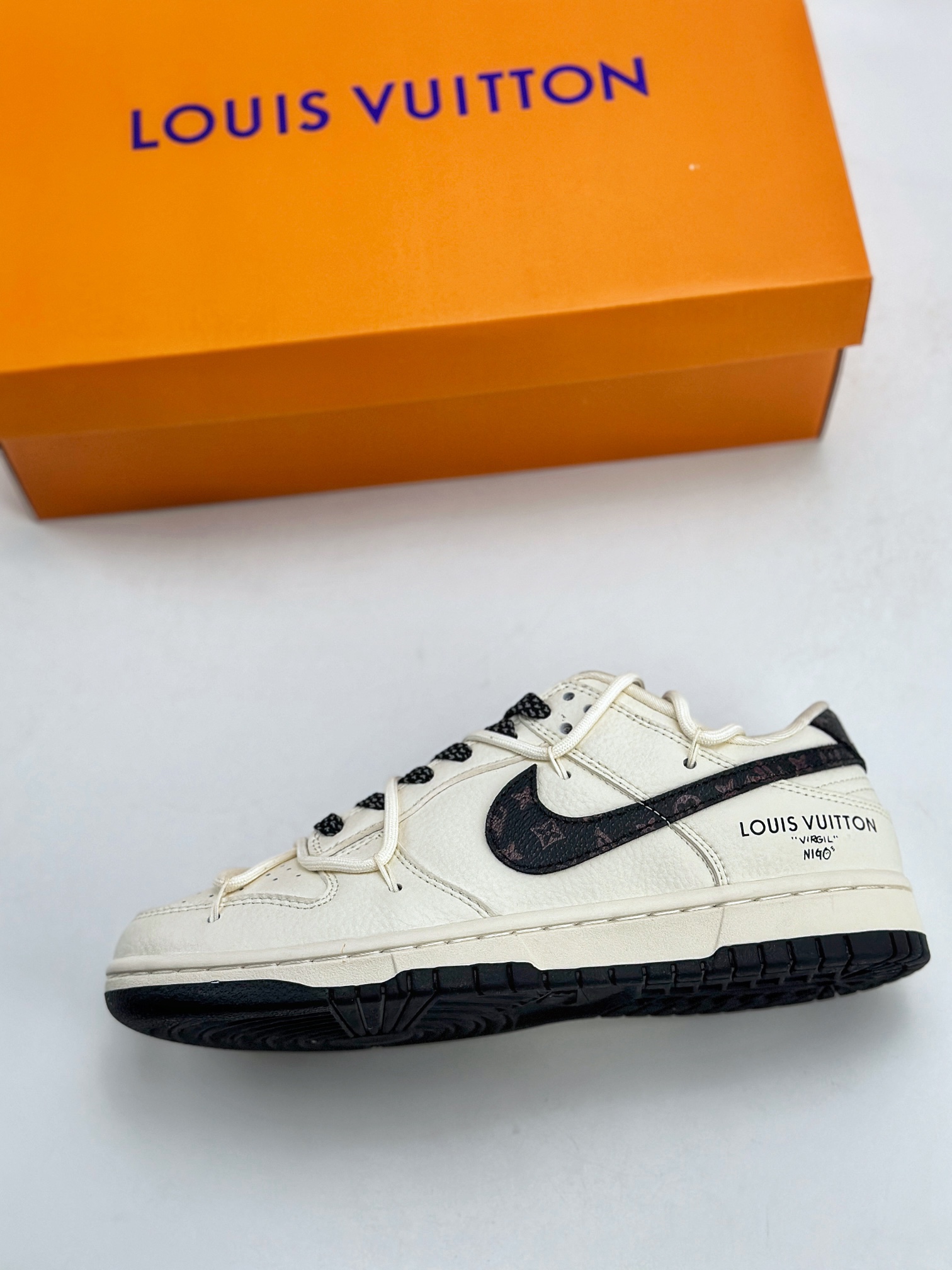300 Nike SB Dunk Low x Louis Vuitton 白黑满天星 JJ5688-103