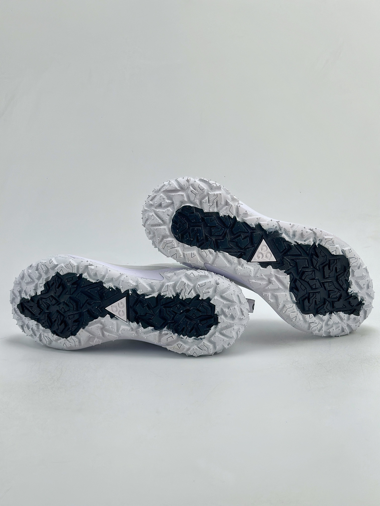 220 NK ACG MOUNTAIN FLY 2 LOW 外户登山列系越跑低帮休闲动运徒步鞋 FZ3311-100