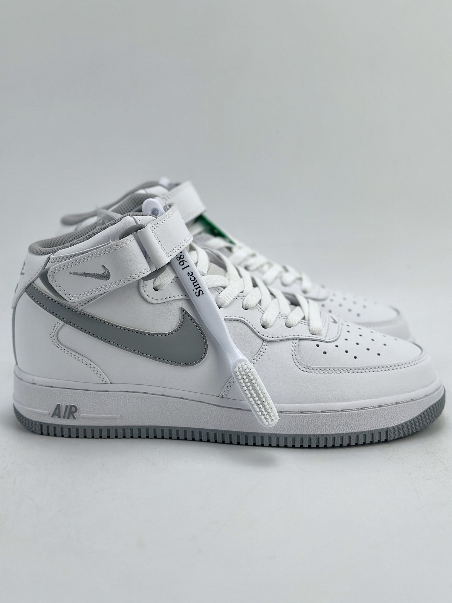 220 Nike Air Force 1 Mid 07 ”White/Metallic” 白灰 DV0806-100