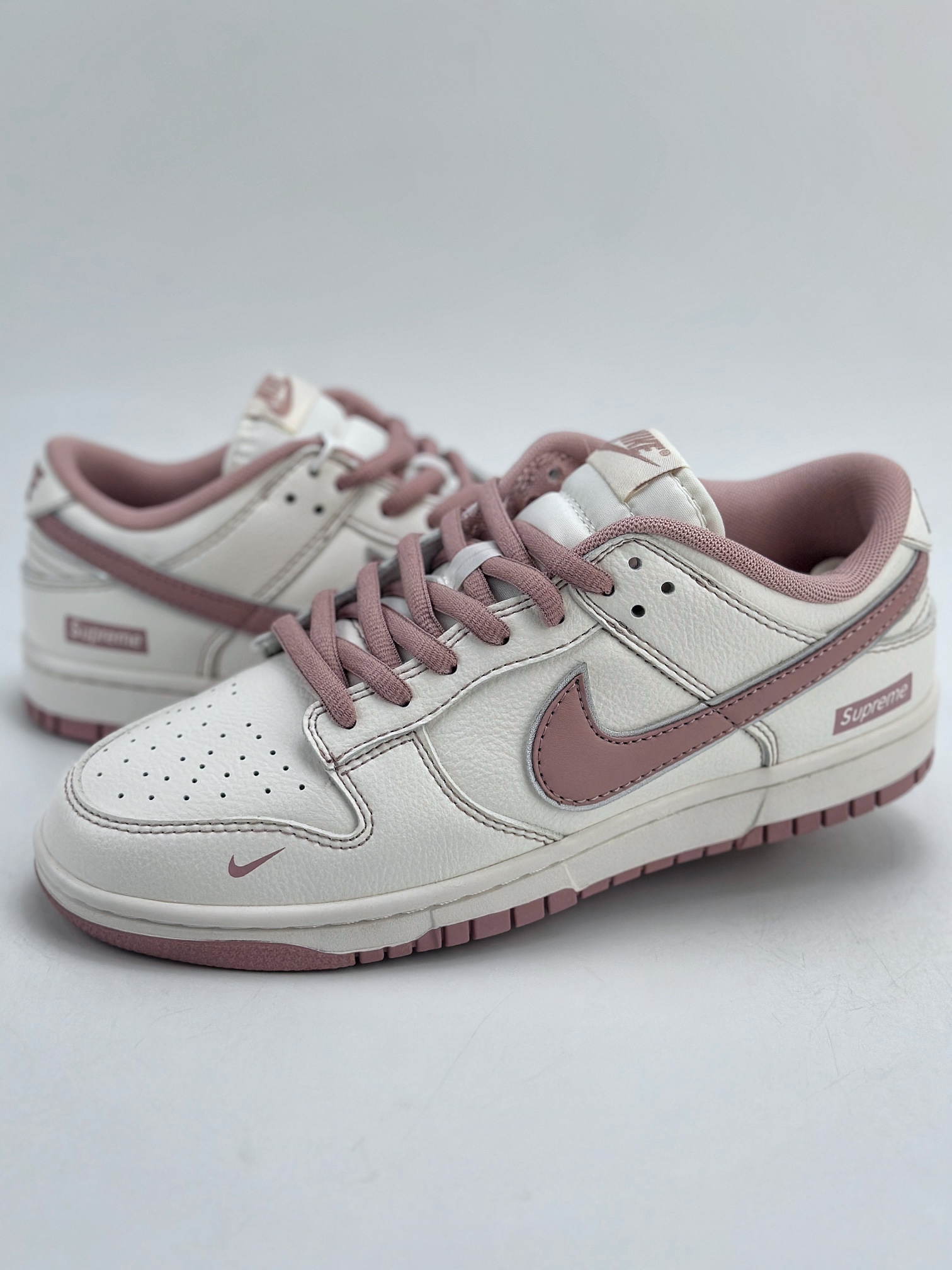 180 NIKE SB Dunk Low x Suprme 白藕粉 DY1503-006