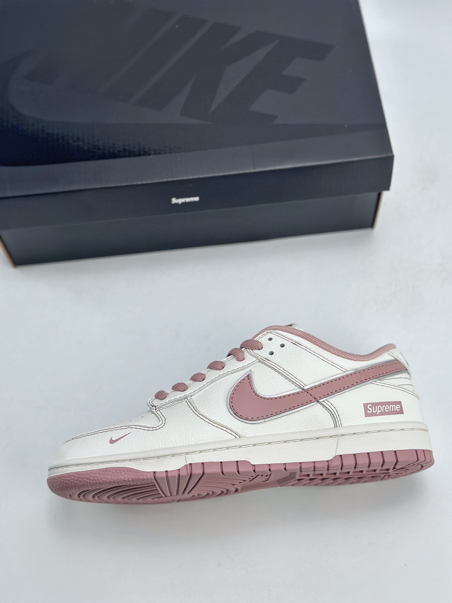 180 NIKE SB Dunk Low x Suprme 白藕粉 DY1503-006