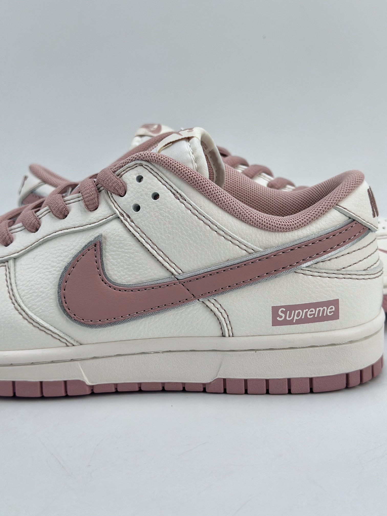 180 NIKE SB Dunk Low x Suprme 白藕粉 DY1503-006