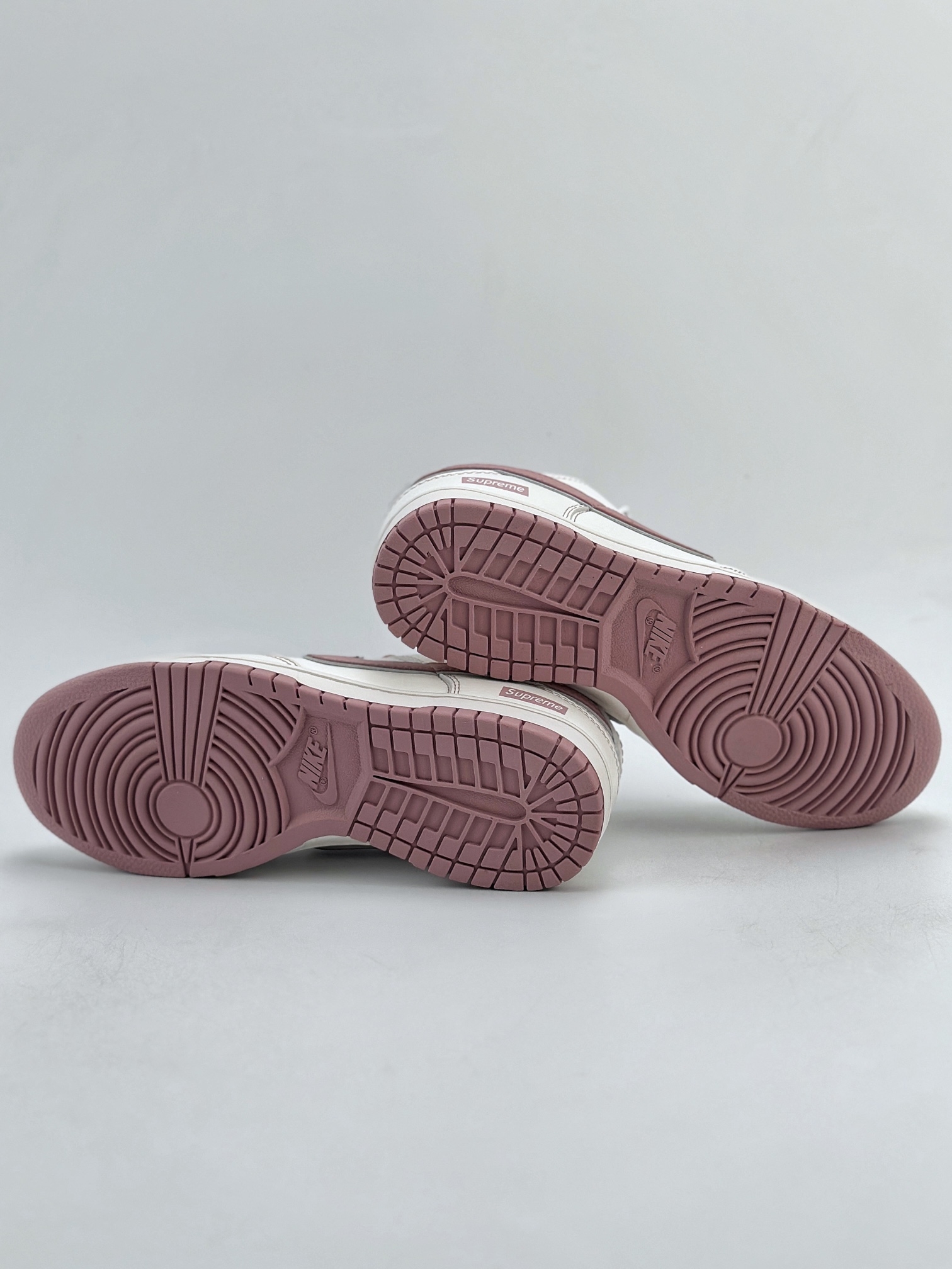 180 NIKE SB Dunk Low x Suprme 白藕粉 DY1503-006