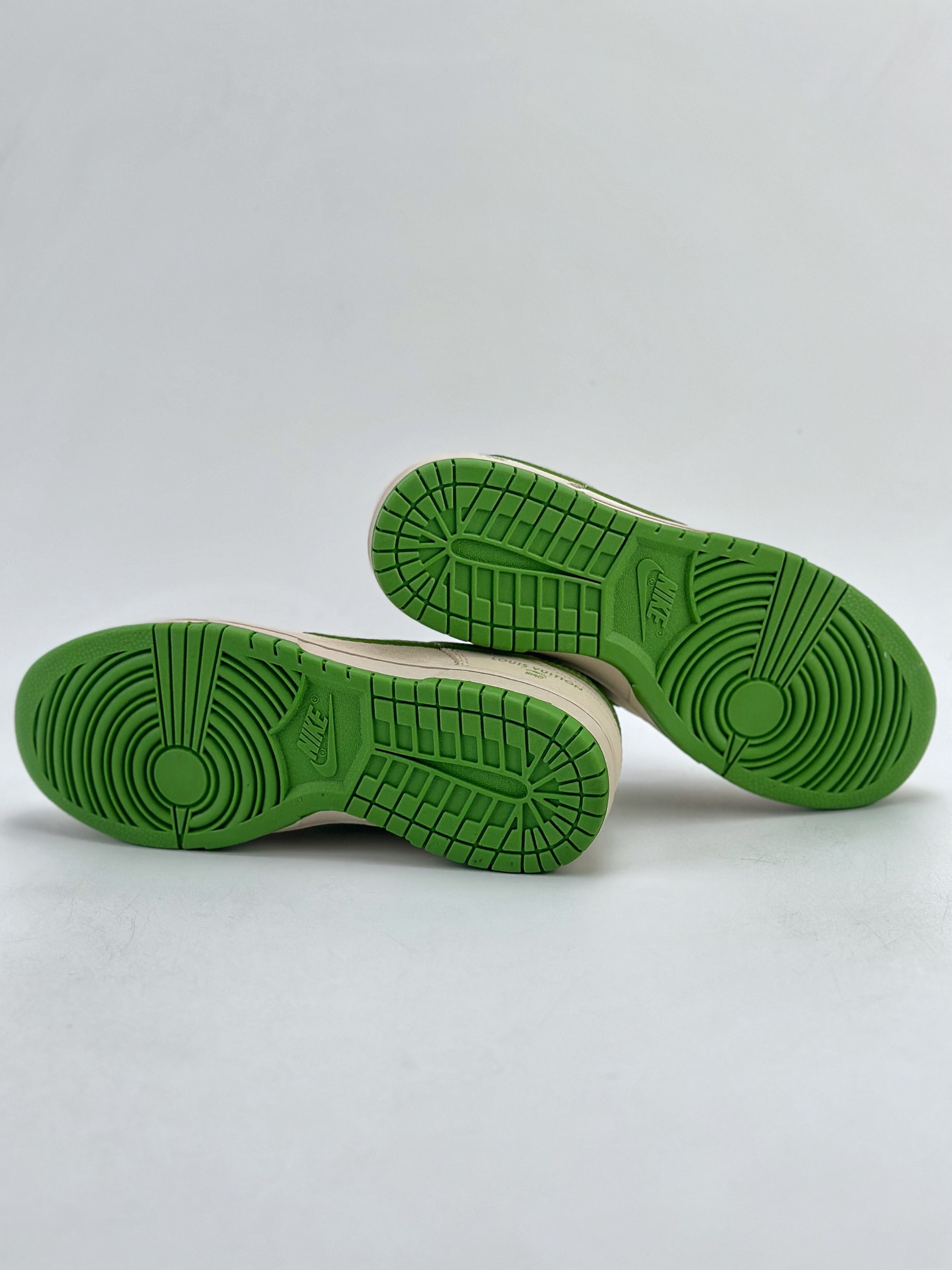 280 Nike SB Dunk Low x Louis Vuitton 翻毛棕绿 XB3802-345