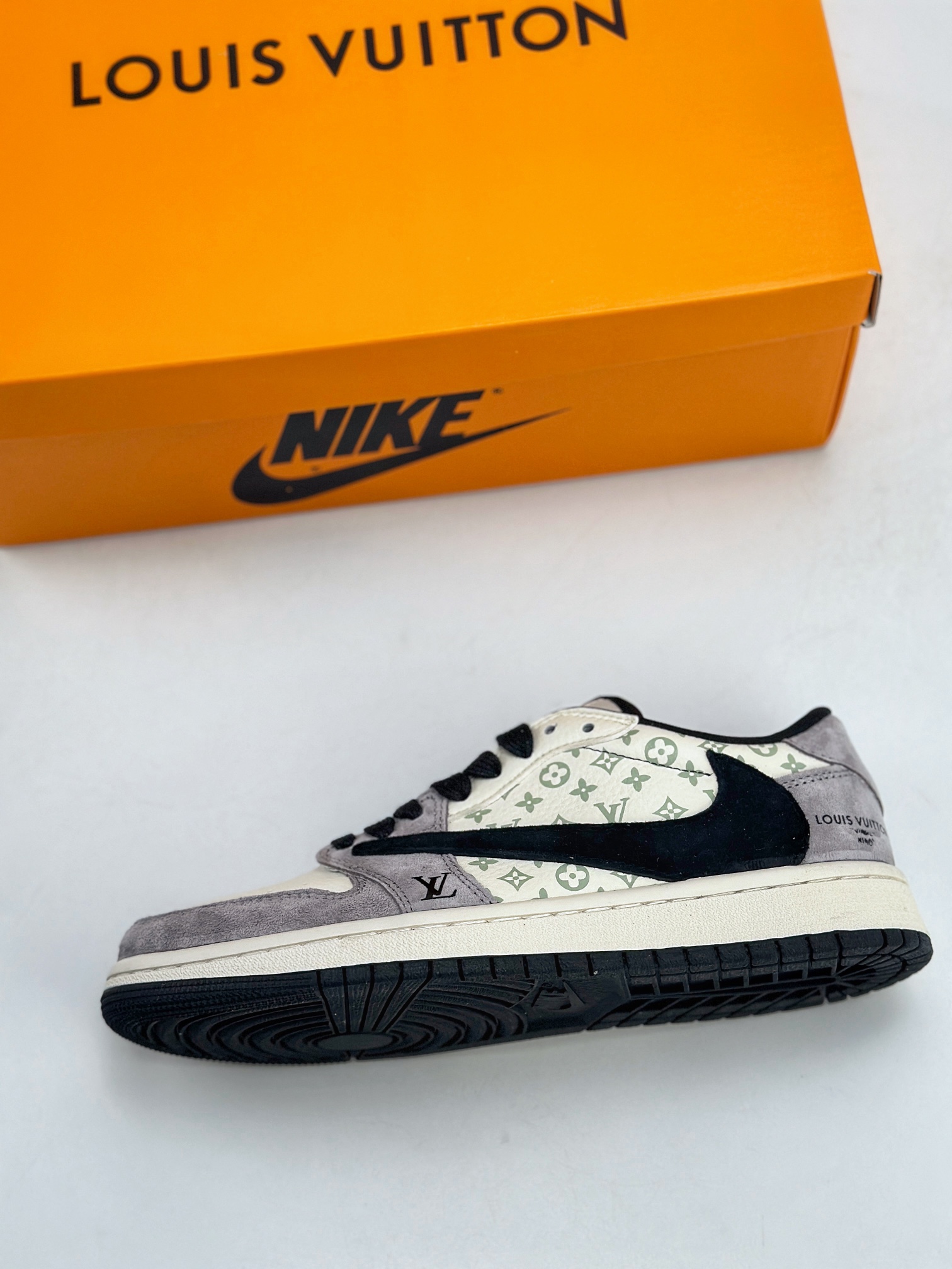 280 Travis Scott x Nike Air Jordan 1 Low x Louis Vuitton 三方联名 Air Jordan 1 Low 反转白浅紫黑倒钩 SJ2068-101