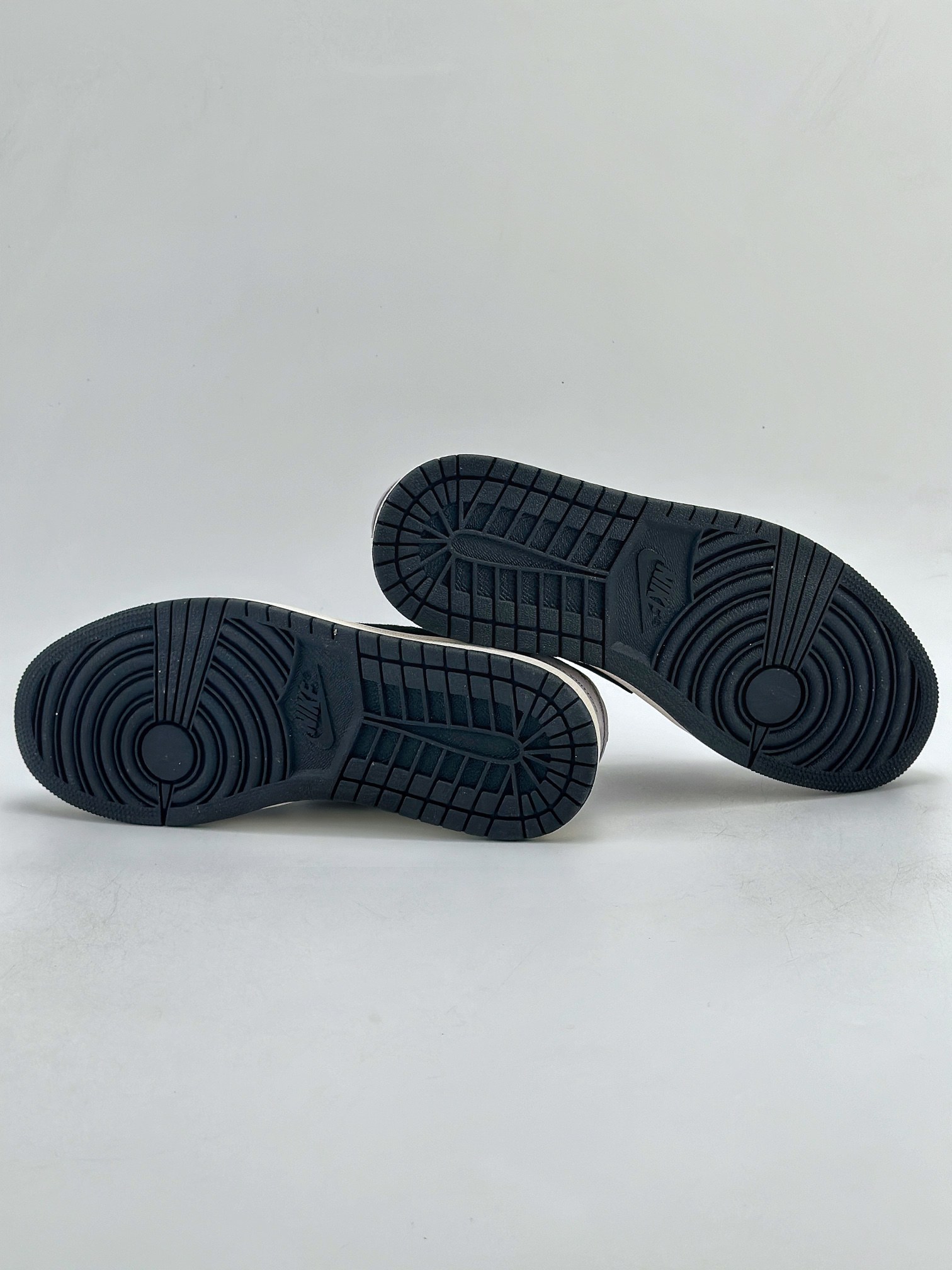 280 Travis Scott x Nike Air Jordan 1 Low x Louis Vuitton 三方联名 Air Jordan 1 Low 反转白浅紫黑倒钩 SJ2068-101