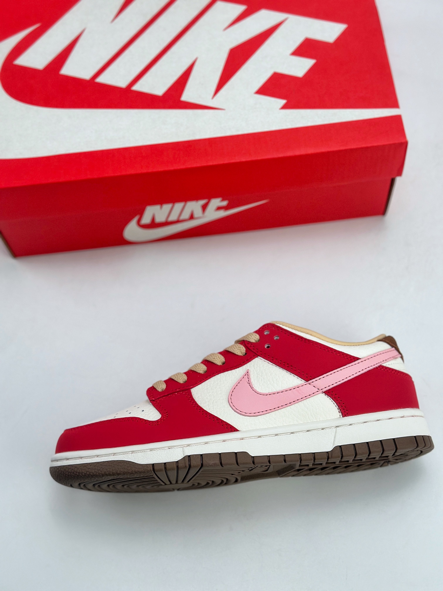 NIKE SB Dunk Low ”Sail and Spore Red” 米红粉  FB7910-600