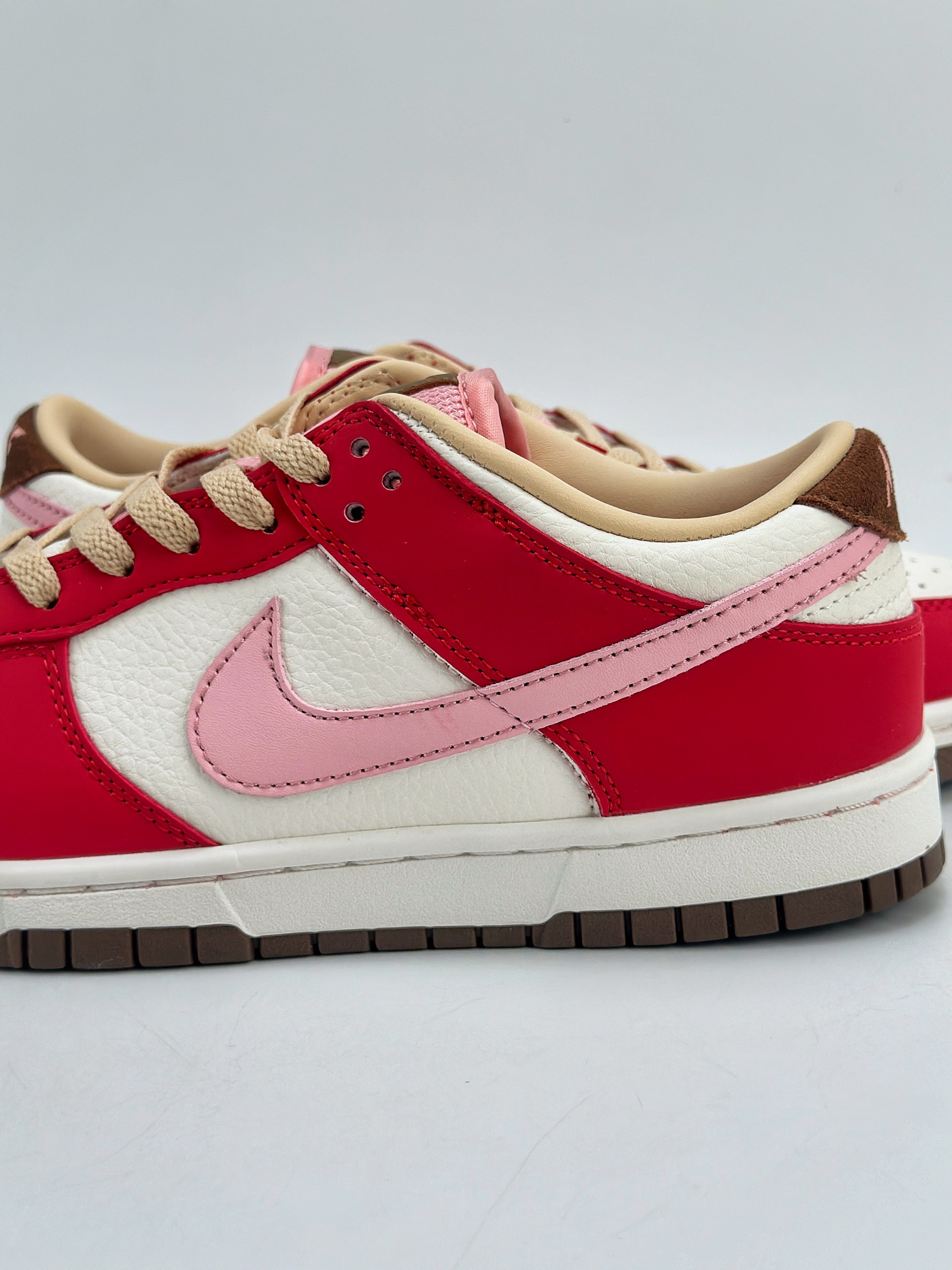 NIKE SB Dunk Low ”Sail and Spore Red” 米红粉  FB7910-600