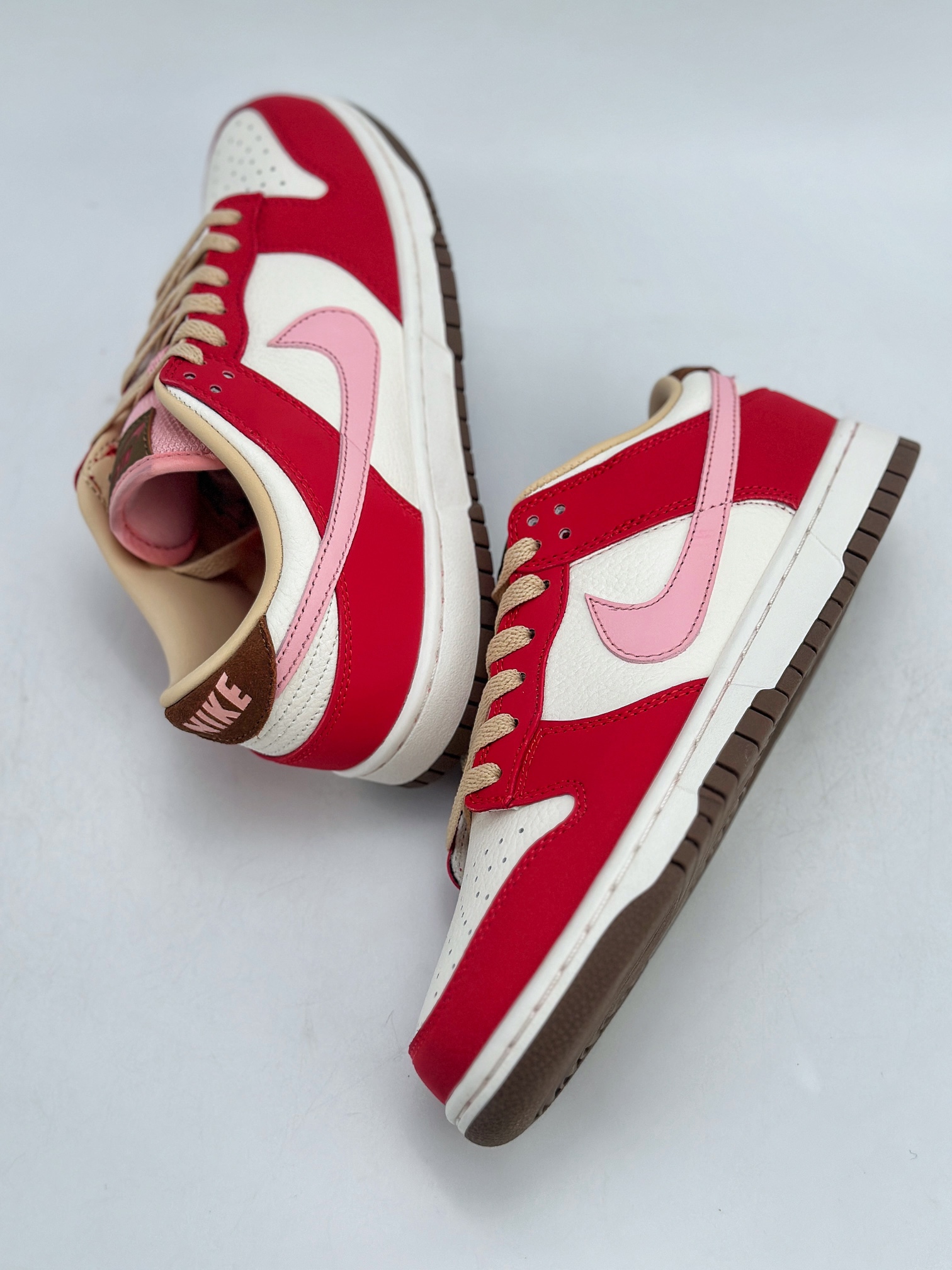 NIKE SB Dunk Low ”Sail and Spore Red” 米红粉  FB7910-600