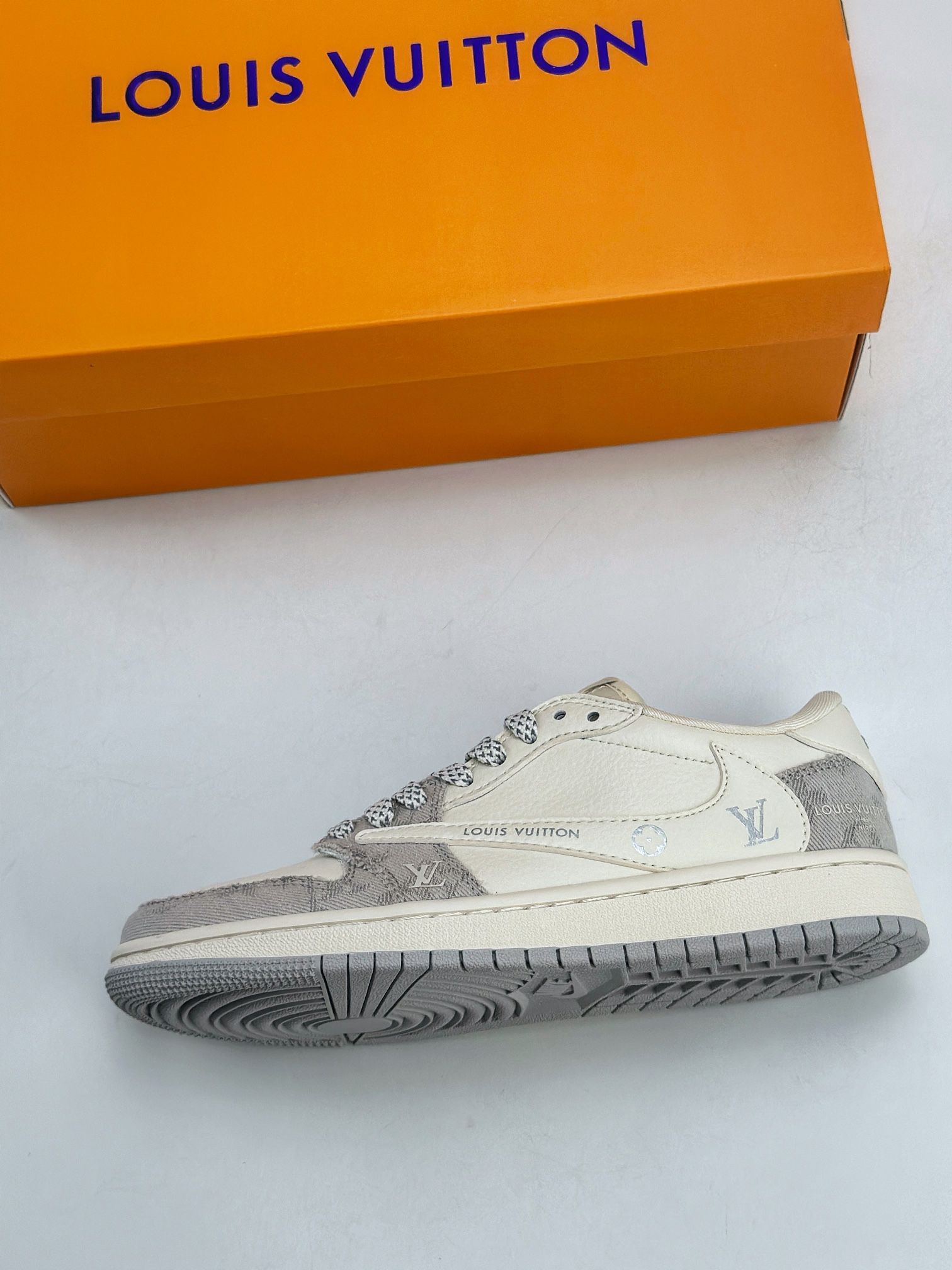 Travis Scott x Nike Air Jordan 1 Low x Louis Vuitton 三方联名 Air Jordan 1 Low 反转白灰牛仔布倒钩 LJ5188-004