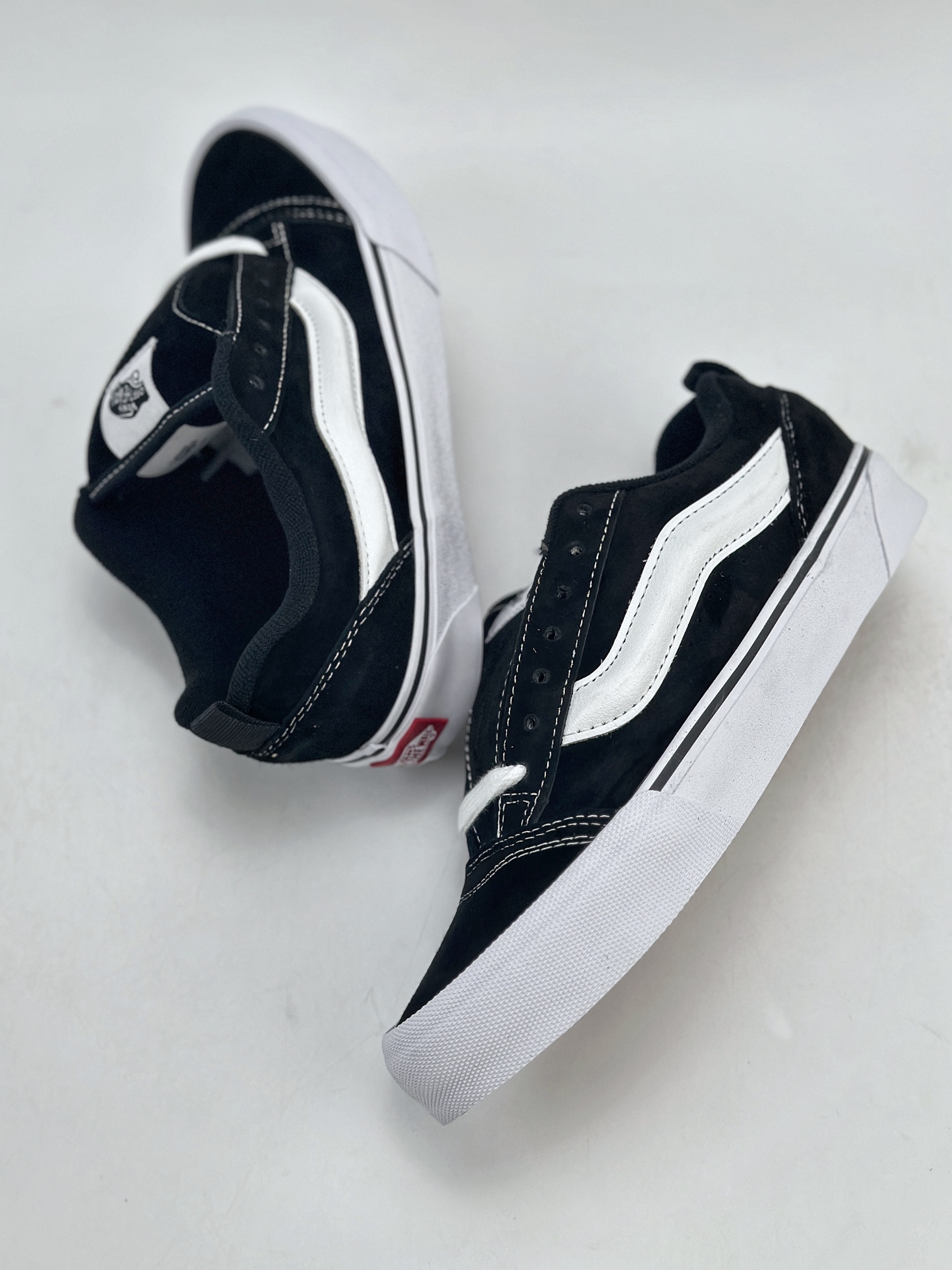 Vans Classics Knu Skool 经典黑白面包鞋