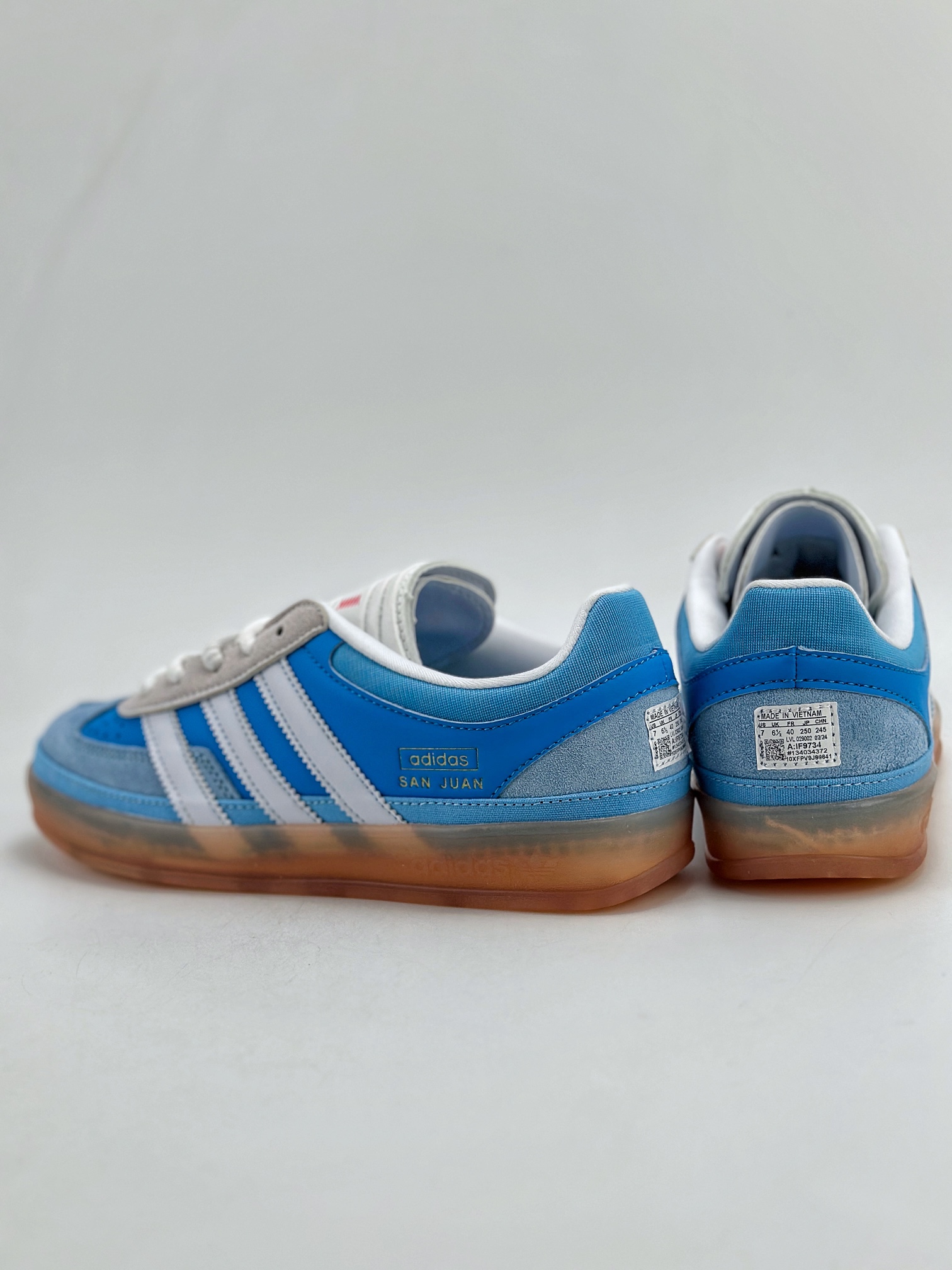 adidas Originals Gazelle INdoor x Bad Bunny 坏痞兔蓝白三叶草休闲防滑耐磨低帮板鞋   IF9734