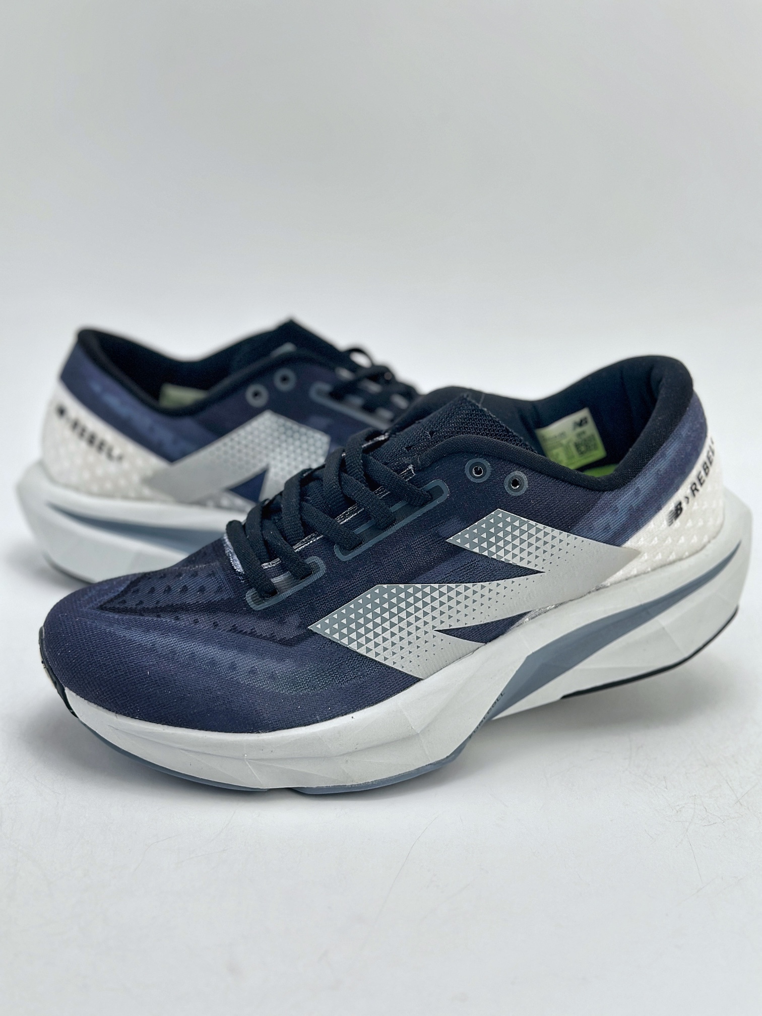 New Balance FuelCell SuperComp Trainer V2 新百伦NB系列超轻量化低帮休闲运动慢跑鞋   MFCXLK4