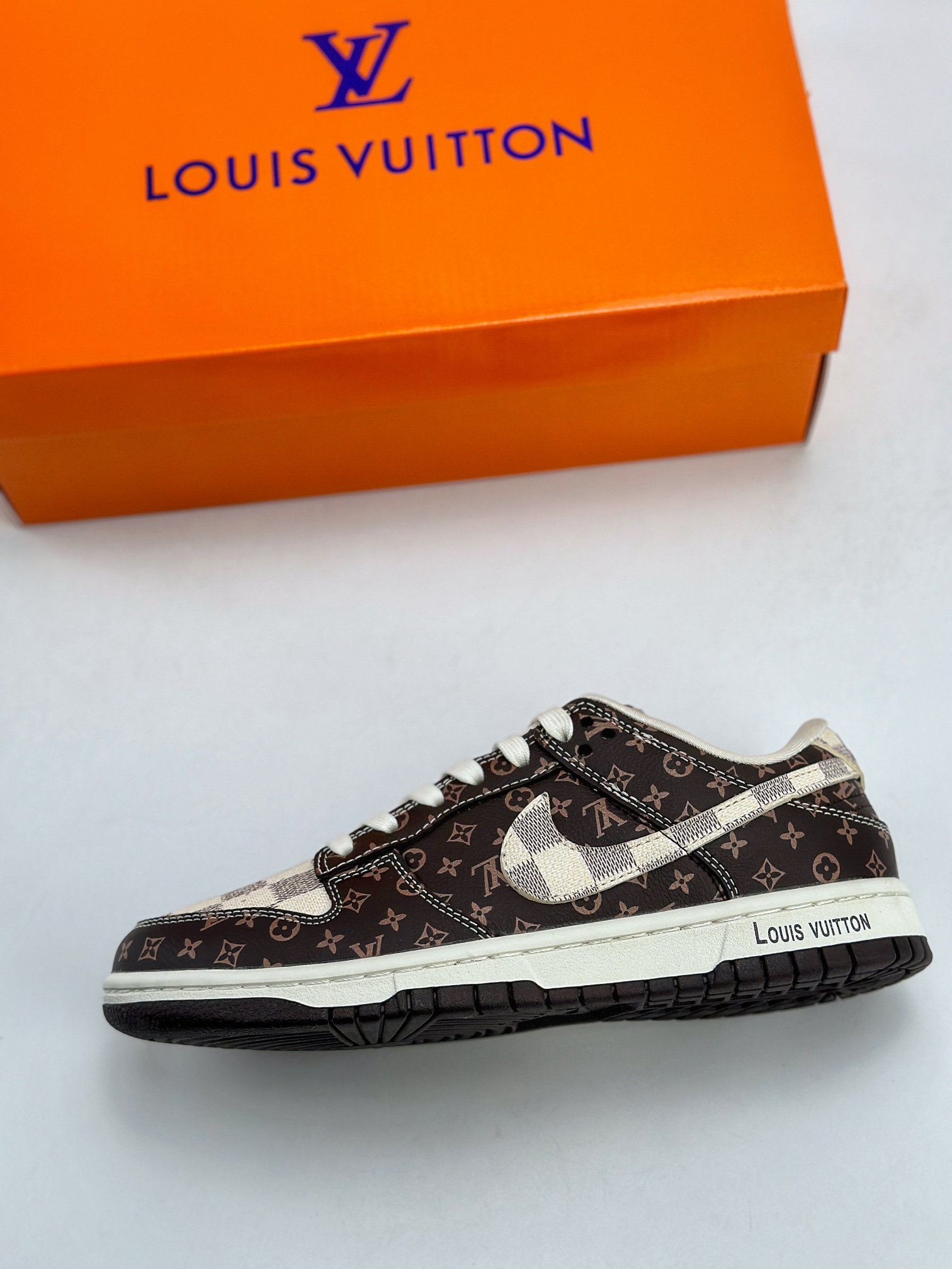 Nike SB Dunk Low x Louis Vuitton 白棕经典老花  SJ2068-255