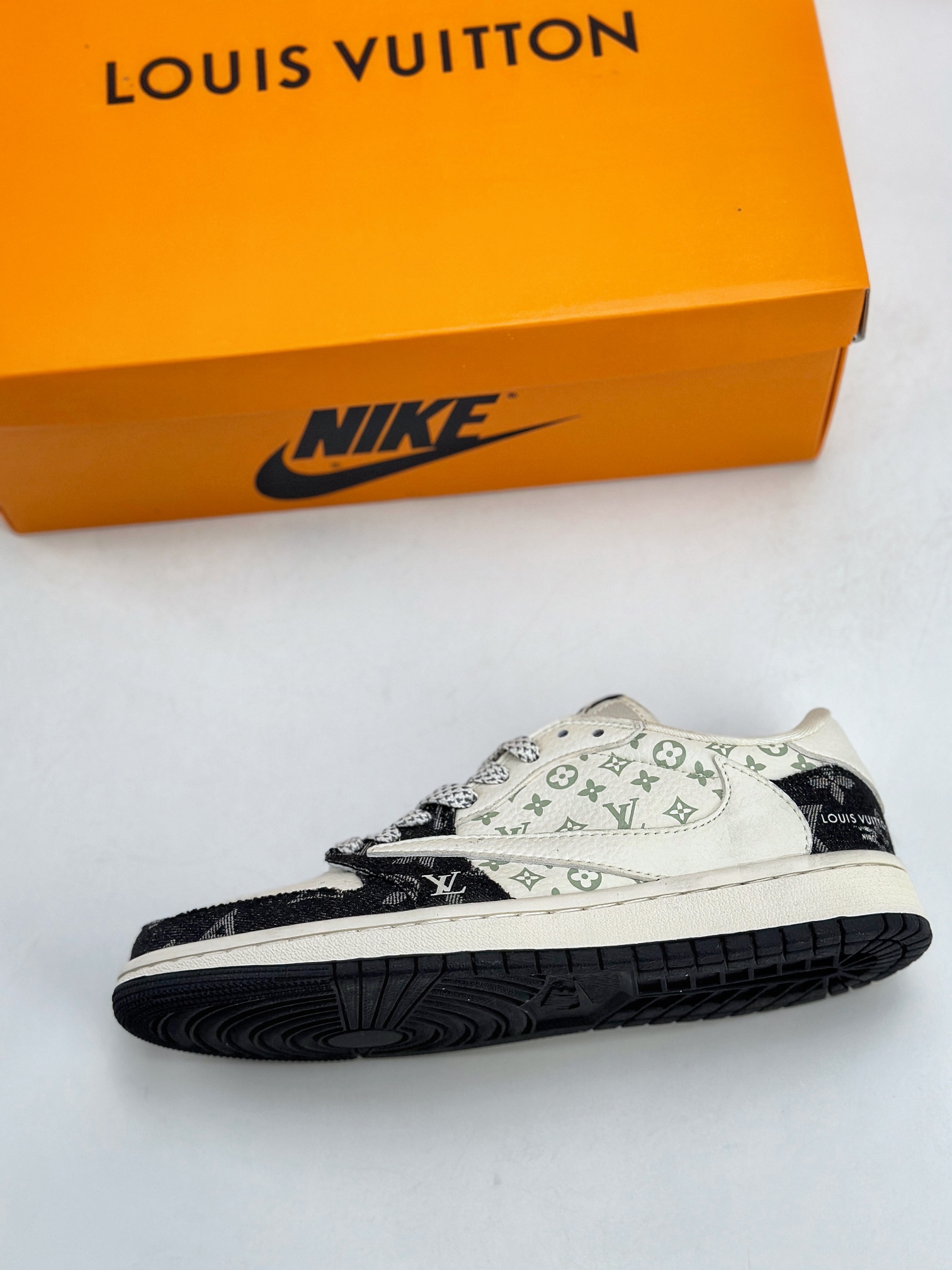 Travis Scott x Nike Air Jordan 1 Low x Louis Vuitton 三方联名 Air Jordan 1 Low 反转白黑牛仔布倒钩  SJ2068-008