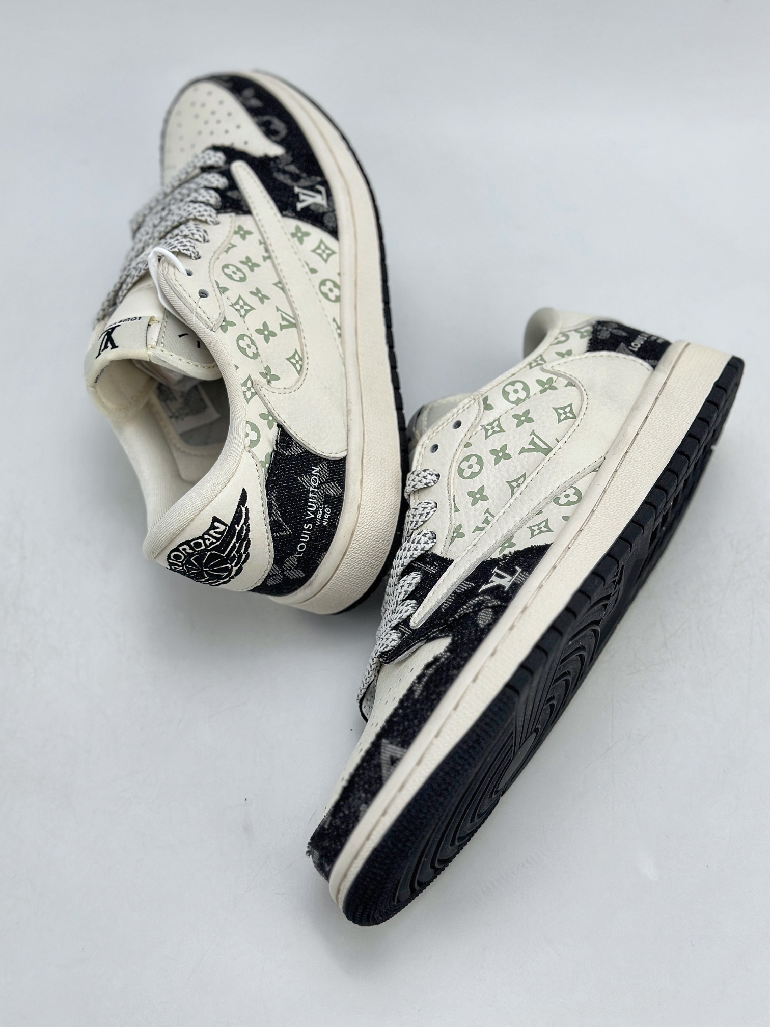 Travis Scott x Nike Air Jordan 1 Low x Louis Vuitton 三方联名 Air Jordan 1 Low 反转白黑牛仔布倒钩  SJ2068-008