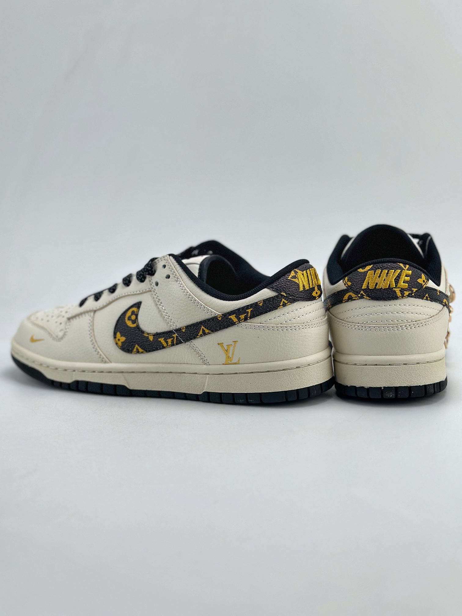 NIKE SB Dunk Low x Louis Vuitton 白黑满天星  XD6188-023